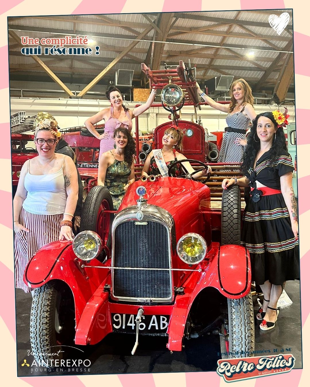 💄✨ Les Belles Pin-Up d'@unepinupdansleretro vous donnent rendez-vous !
Le premier défilé de cette 5ᵉ édition de Retro Folies approche... ❤️
Des années 30 aux années 80, laissez-vous emporter par un véritable voyage à travers les décennies, où l'élégance, le glamour et l'art de vivre rétro prennent vie sur scène.
👠 Robes iconiques, coiffures d'époque, accessoires soigneusement choisis… chaque silhouette raconte une histoire.
📍 Rendez-vous à 13h30 – Hall B
Venez applaudir nos Pin-Up et partager avec elles un moment rempli d'émotion, de charme et de nostalgie.
#RetroFolies #RetroFolies2026 #PinUp #Vintage #ModeVintage #Defile #Annees30 #Annees40 #Annees50 #Annees60 #Annees70 #Annees80 #Rockabilly #Glamour #BourgEnBresse #Ainterexpo #Festival #SortieEnFamille #PassionVintage #GoodVibes 💋✨