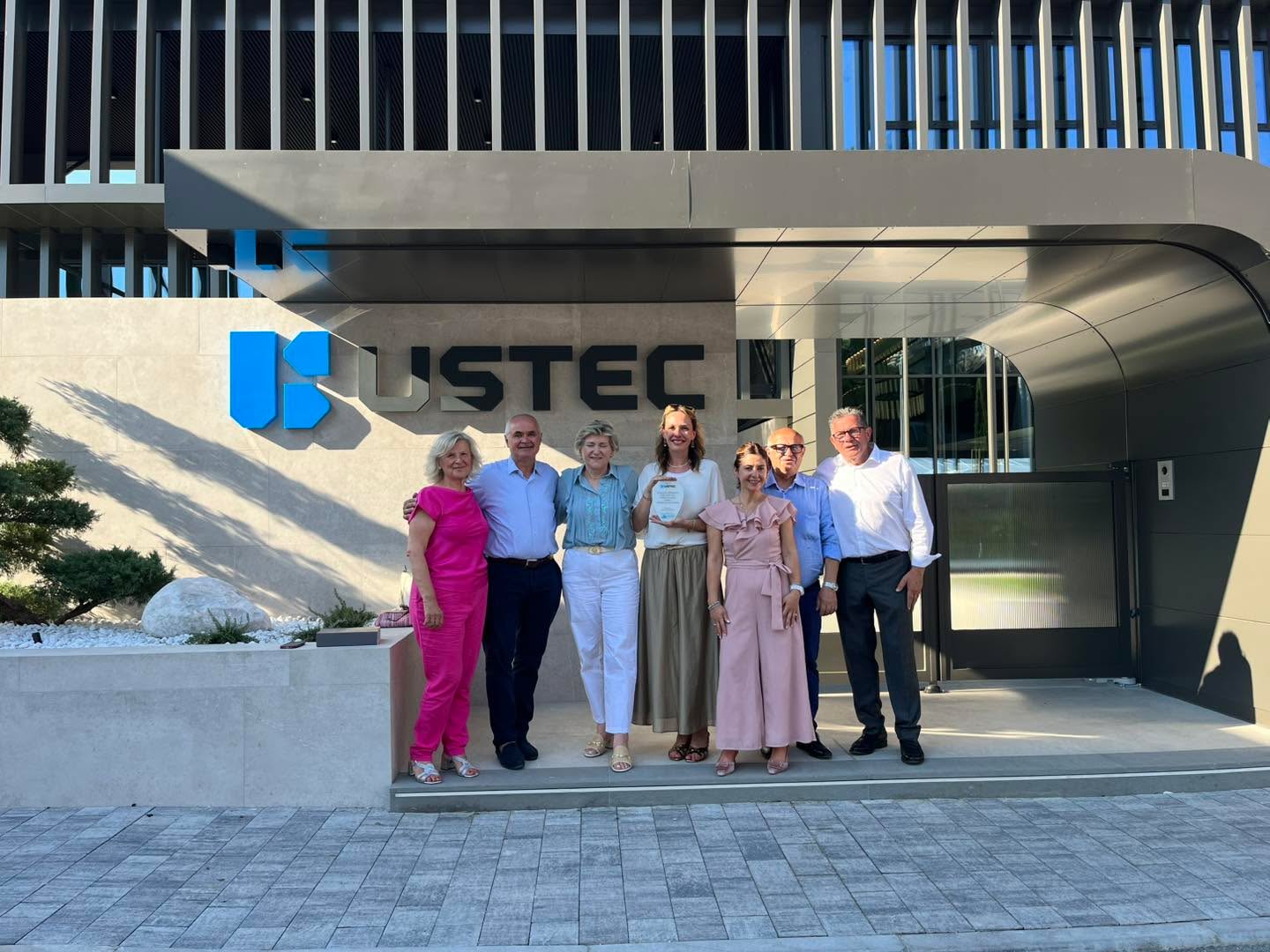 ✂️🇮🇹Inaugurazione nuova sede Ustec
La nostra associazione ha festeggiato insieme ai soci il successo di USTEC, appartenente alla Fam Para, con inaugurazione della nuova sede a San Piero .
Nel contempo si è inaugurato il ponte che collega la nuova sede all’infrastruttura stradale .
Un esempio di virtuosismo e sinergia tra pubblico e privato.
Ai nostri soci storici Valentina Para e Cesare Para e a tutta la Ustec le nostre più vive congratulazioni ❤️🍀#AssociazioneImprenditoriValleSavio
#ustec