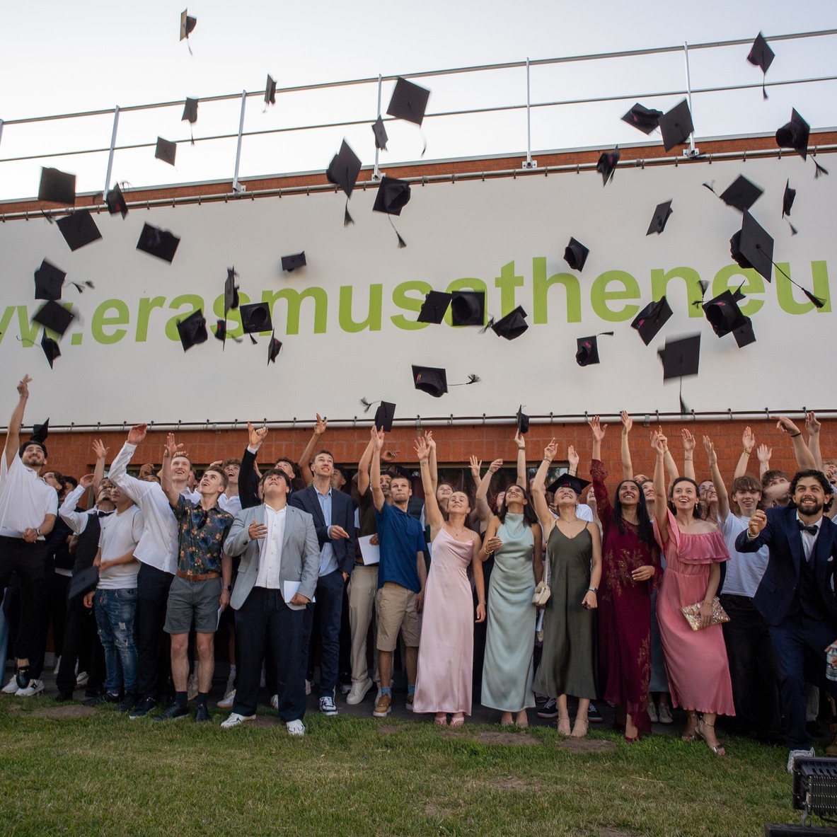 Onder een stralende zon namen we afscheid van onze laatstejaars tijdens een onze proclamatie. 🎓
Met trots wuifden we hen uit en sloten we samen een bijzonder hoofdstuk af. Bedankt voor alle mooie herinneringen, jullie inzet en jullie groei de voorbije jaren.
We wensen al onze afgestudeerden ontzettend veel succes met alles wat de toekomst voor hen in petto heeft. Blijf dromen, durf groeien en ga vol vertrouwen jullie eigen weg. Proficiat! ✨