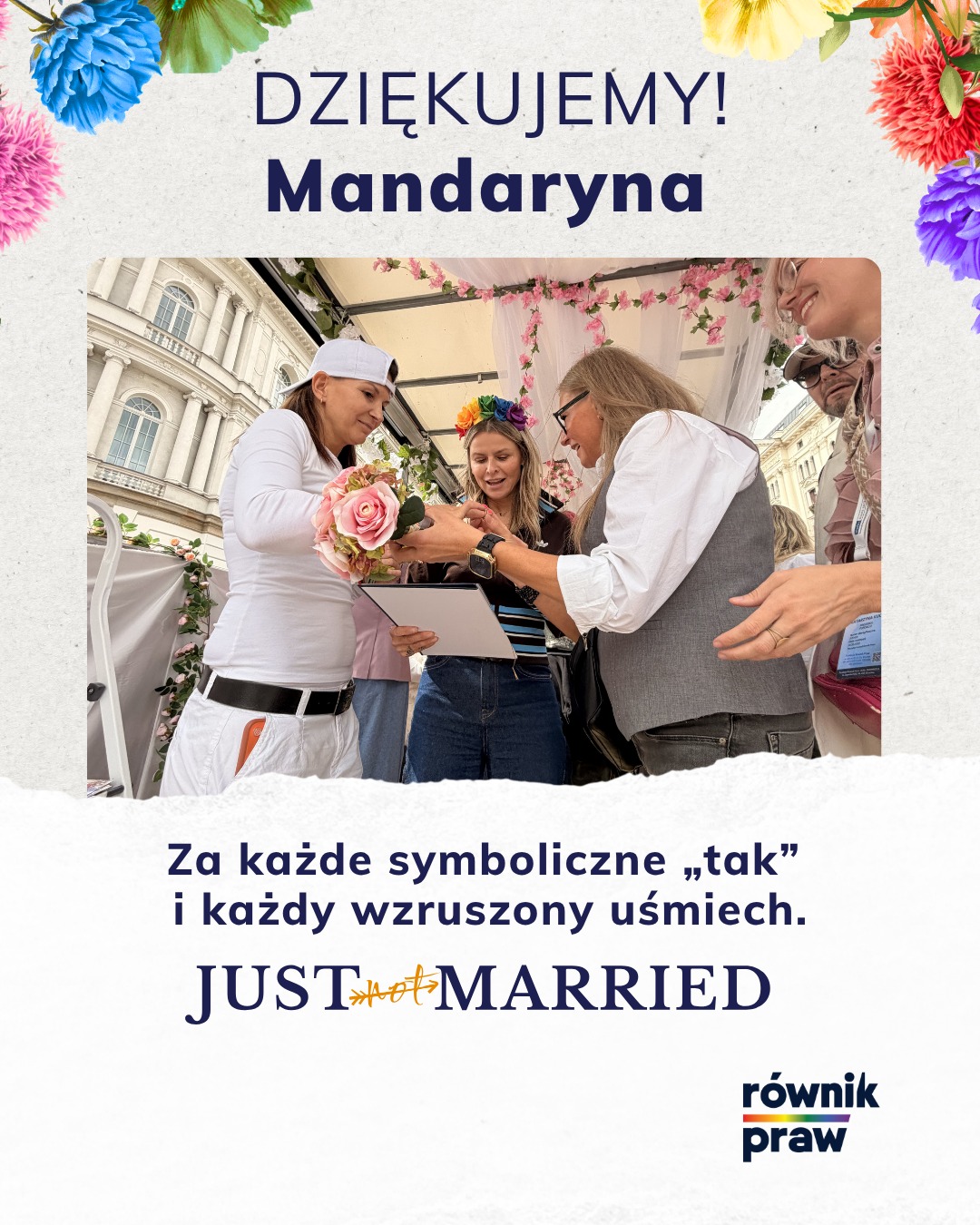 Nie ma lepszego sposobu na pokazanie, czym jest sojusznictwo, niż po prostu być obok.
mandaryna, dziękujemy, że podczas tegorocznej Parady Równości byłaś z nami i wsparłaś platformę JUST not MARRIED. Dzięki Tobie symboliczne śluby stały się jeszcze bardziej wyjątkowe – pełne emocji, radości i nadziei. Każda para, która powiedziała sobie „tak”, przypominała nam, dlaczego walczymy o równość małżeńską w Polsce.
Twoja obecność pokazała, że o miłości i równych prawach można mówić głośno, z uśmiechem i bez kompromisów. Dziękujemy za czas, energię i serce, które włożyłaś w ten dzień.
Mamy nadzieję, że jeszcze nie raz spotkamy się we wspólnych działaniach na rzecz świata, w którym każda para będzie mogła zawrzeć nie tylko symboliczny, ale i prawnie uznawany związek.
Do zobaczenia! 🌈💜