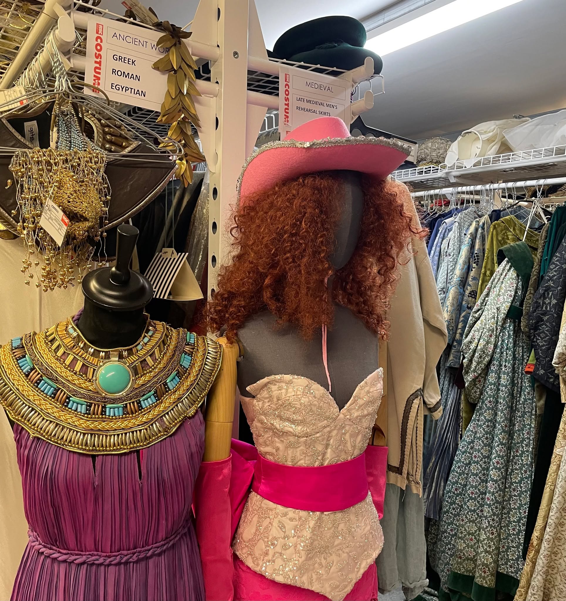 I thoroughly recommend the costume tour at the Royal Shakespeare Company's Stratford upon Avon home. You see, literally, behind the scenes, marvel at the skills of the costume department, and peer along racks of their 60,000 outfits.
#offbeatcotswolds #bluebadgeguide #bluebadgeguides
#britainsbestguides #RSC #visitengland
#explore_britain_ #traveling_uk
#photosofengland #instabritain #europetravel