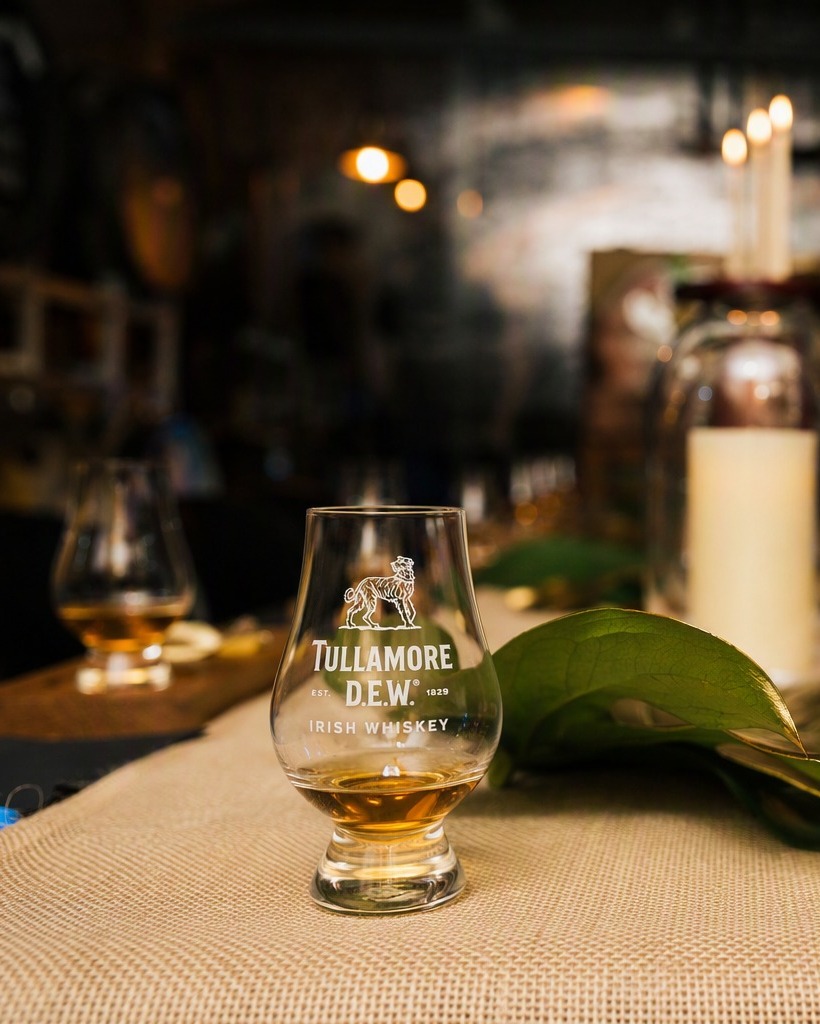 Två unika smakupplevelser väntar på Hällsnäs i sommar!
Följ med ut i skogen för en exklusiv lunch tillsammans med Thomas Sjögren & Tullamore, eller njut av en whiskeydinner tillsammans med den Irländska charmören Kevin Pigott, eller kanske båda två?
Två tillfällen. Två olika paket. Samma passion för mat, dryck och natur. Läs mer och boka på vår hemsida. Begränsat antal platser!
📆 28 & 29 augusti