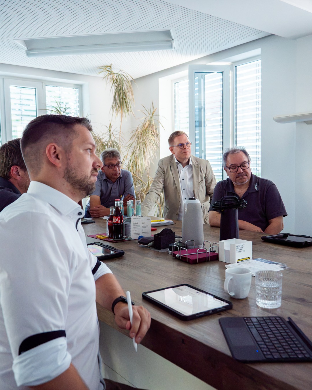 Gestern fand unser halbjährliches Vertriebsmeeting statt.
Dafür kamen Kollegen aus allen World of Office Standorten und auch von @werthammer.objekteinrichtungen zusammen, um gemeinsam auf das erste Halbjahr zurückzublicken und einen Ausblick auf die kommenden Monate zu werfen.
Wir freuen uns auf alles, was in der zweiten Jahreshälfte vor uns liegt. 💛
#WorldOfOffice #TeamWorldOfOffice #Vertriebsmeeting #Teamwork #Zusammenarbeit #Austausch #Büroeinrichtung #Arbeitswelten #OfficeDesign #SchreinereiWerthammer #GemeinsamStark #ZweiteJahreshälfte