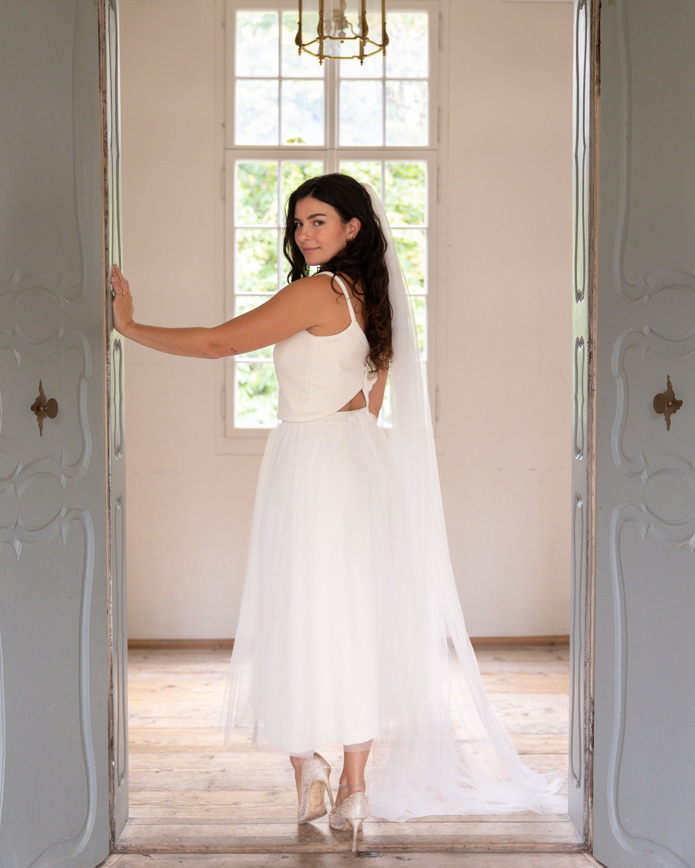 Bequem, weich, unkompliziert – das Top AMALIE mit Jupe LUNA und einem Tüllüberrock trägt dein inneres Leuchten nach aussen 💛✨
Location @schlossreichenau 🏰
#yulidesign #brautkleid #tüllliebe #slowfashion #hochzeit #hochzeitskleid #handmade #braut #madeingraubünden