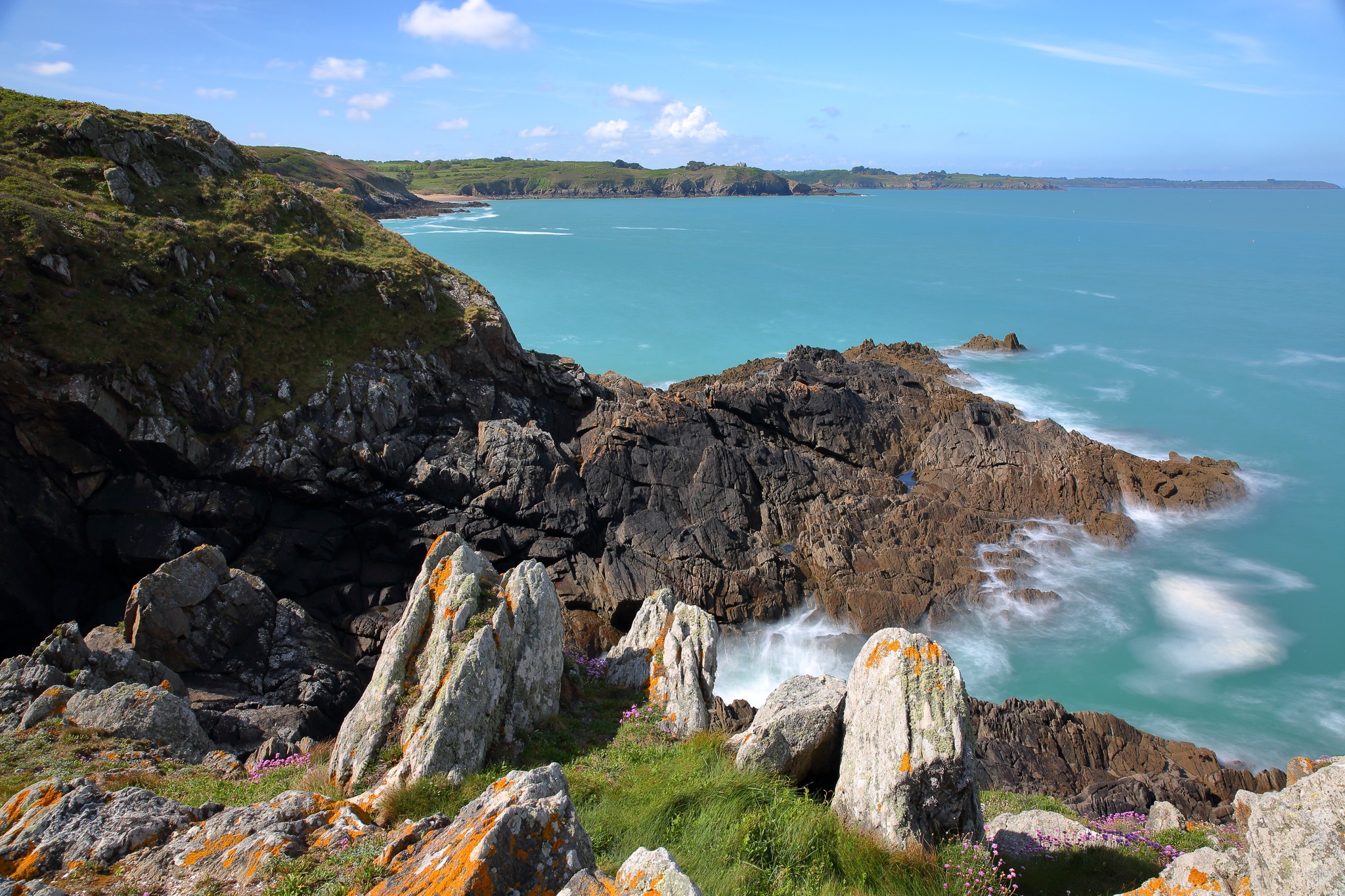 Là où les falaises rencontrent la mer, la Bretagne dévoile toute sa beauté… 🌊💚
Entre la Pointe du Grouin et Saint-Malo, le célèbre sentier du GR34 serpente le long de la Côte d'Émeraude, offrant des panoramas à couper le souffle à chaque détour. ✨
Une invitation à ralentir, respirer l'air iodé et admirer l'un des plus beaux paysages de Bretagne.
Et vous, avez-vous déjà parcouru ce sentier mythique ? 🥾🌿
#Bretagne #CôteDEmeraude #GR34 #PointeDuGrouin #Cancale #SaintMalo