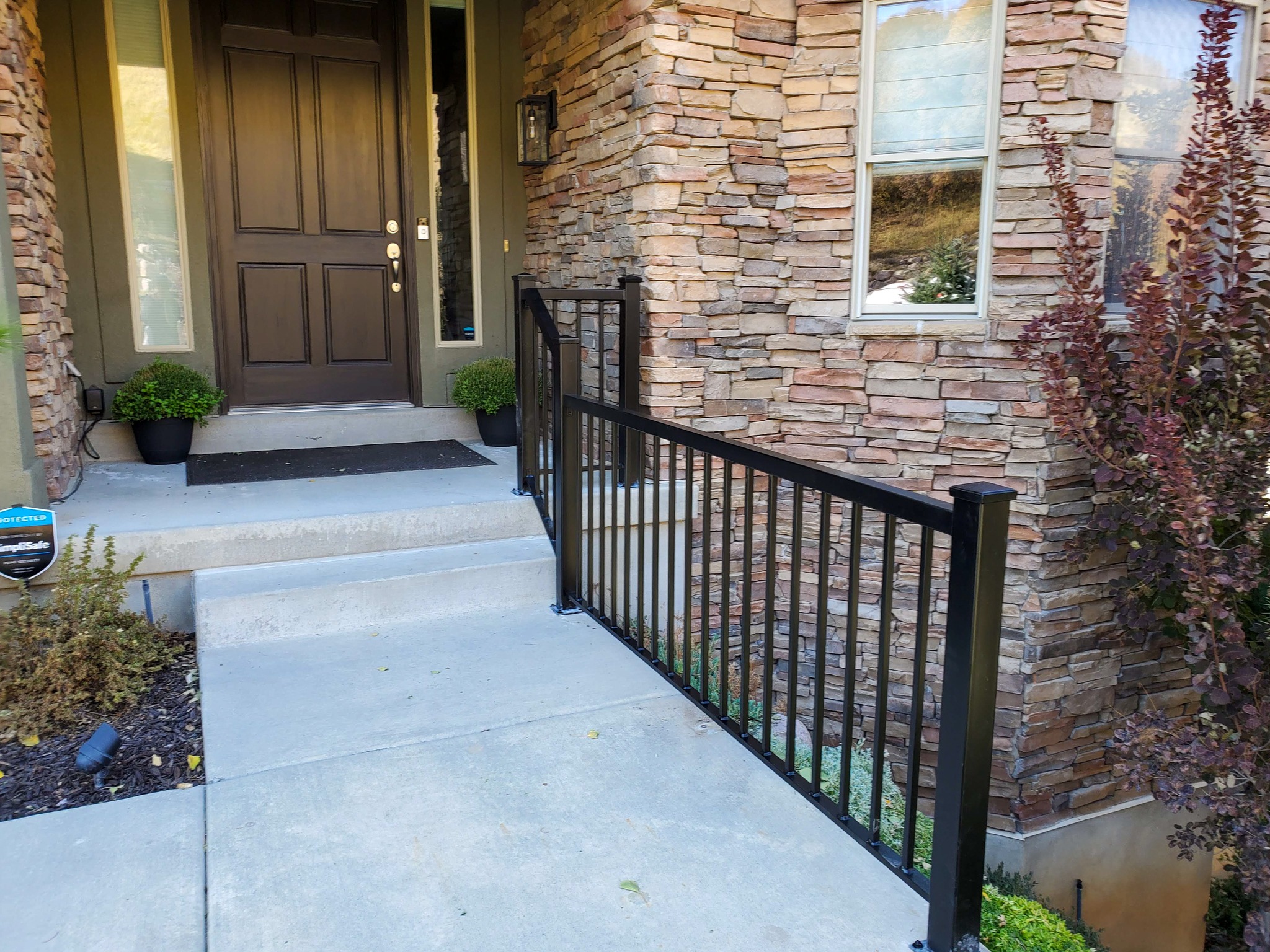 Sometimes the smaller projects make a big impact. This custom handrail added both safety and a finished look to this home's entrance.
#railing #handrail #metaldesign #fabrication #smallbusiness #architecture #utahdesigner #utahhomes #welding #metal #metalrailings #outdoorrailings #custom #customrailing #americaneaglewelding