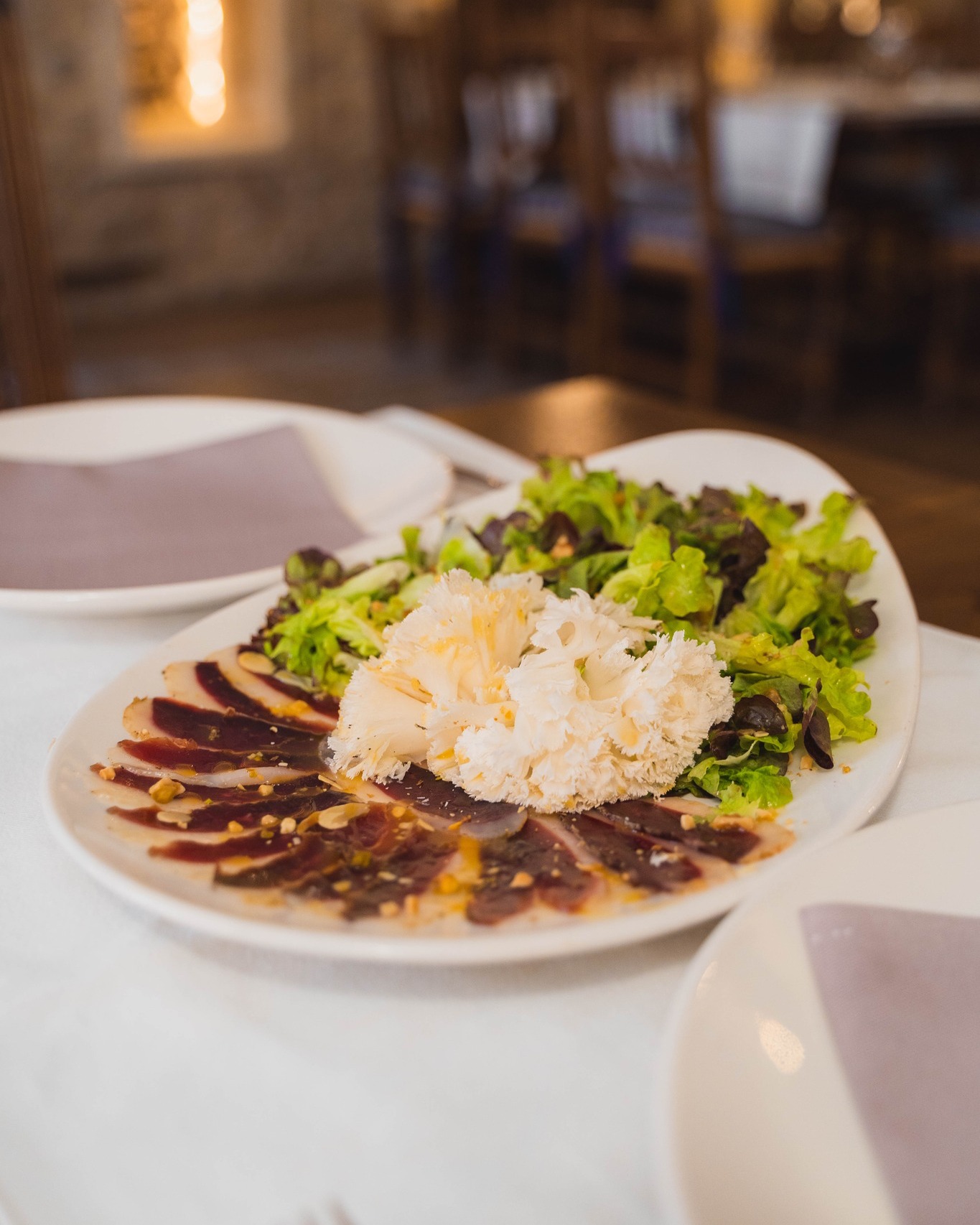 Hay platos que se quedan en la carta por una razón muy sencilla: siempre gustan.
Nuestra ensalada de hoja de roble con jamón de pato, flores de queso “pell florida Pastor de Morella”, vinagreta de cítricos y frutos secos es una de esas recetas que ya forman parte del Mesón del Pastor 🥗
Fresca, sabrosa y con ese contraste tan especial entre el queso, el pato y el toque cítrico de la vinagreta.
Un clásico de nuestra casa para empezar la comida como se merece😍
#mesondelpastor #bibgourmand #morella #elsports #guíarepsol