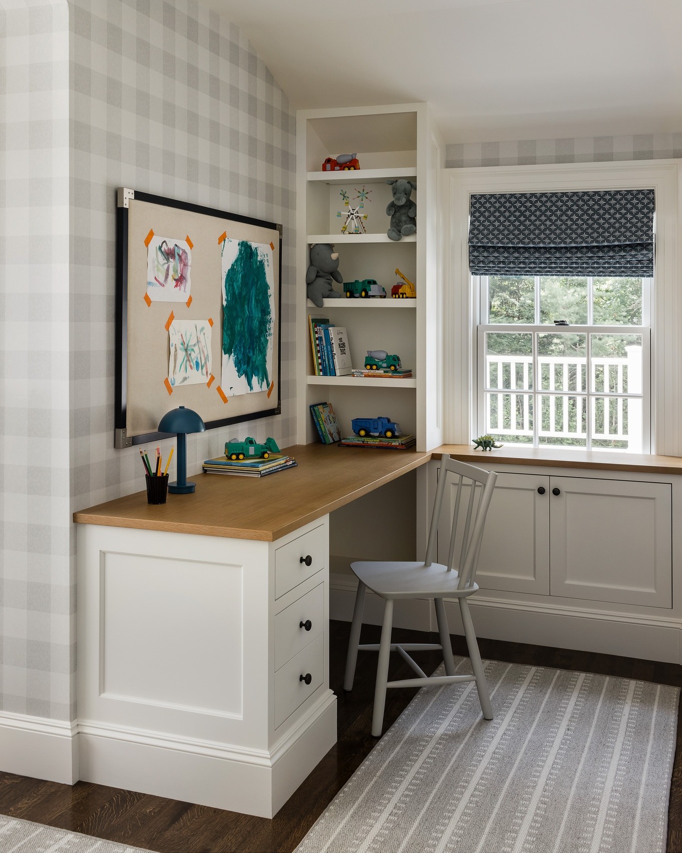 Every inch counts. This built in desk and storage area demonstrates how custom carpentry can turn an unused corner into a hardworking, beautiful space.
Photography: @joyellewest
Interior Design: @barkoffcoppola.interiors
Architect: @patrickahearnarchitect
#LuxuryHomes #CustomHome #LuxuryLiving #DreamHome #HomeInspiration #InteriorDesign #Architecture #HomeDesign #CustomBuilder #ResidentialDesign #LuxuryInteriors #ModernLuxury #TimelessDesign #Craftsmanship #BeautifulHomes #LuxuryLifestyle #NewConstruction #HomeGoals #MassachusettsHomes #FallonCustomHomes