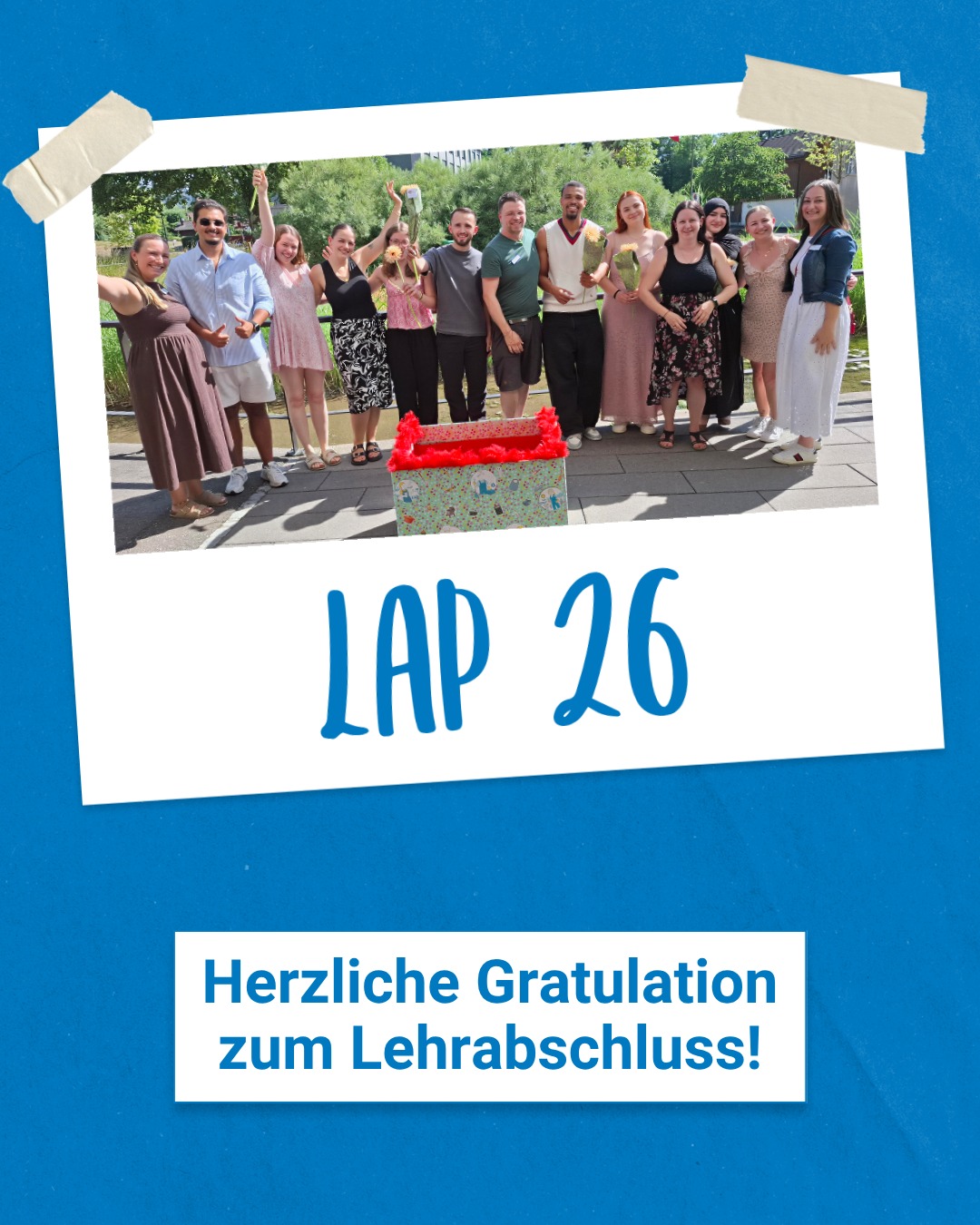 Herzliche Gratulation zum erfolgreichen Lehrabschluss! 🎓🎉👏
Mit grossem Stolz durften wir an unserer internen Lehrabschlussfeier den Abschluss von sieben Lernenden in den Bereichen Pflege, Küche und Unterhalt feiern.
Mit viel Engagement, Durchhaltevermögen und Herzblut haben sie einen wichtigen Meilenstein erreicht. Wir sind sehr stolz auf ihre Leistungen und ihre persönliche Entwicklung. 🏆
Ein herzliches Dankeschön gilt unseren Berufsbildnerinnen und Berufsbildnern sowie allen Mitarbeitenden, die unsere Lernenden während ihrer Ausbildungszeit begleitet, unterstützt und gefördert haben.
Für die Zukunft wünschen wir unseren Absolventinnen und Absolventen von Herzen alles Gute, viel Erfolg und viele bereichernde Erfahrungen auf ihrem weiteren Weg! 🚀