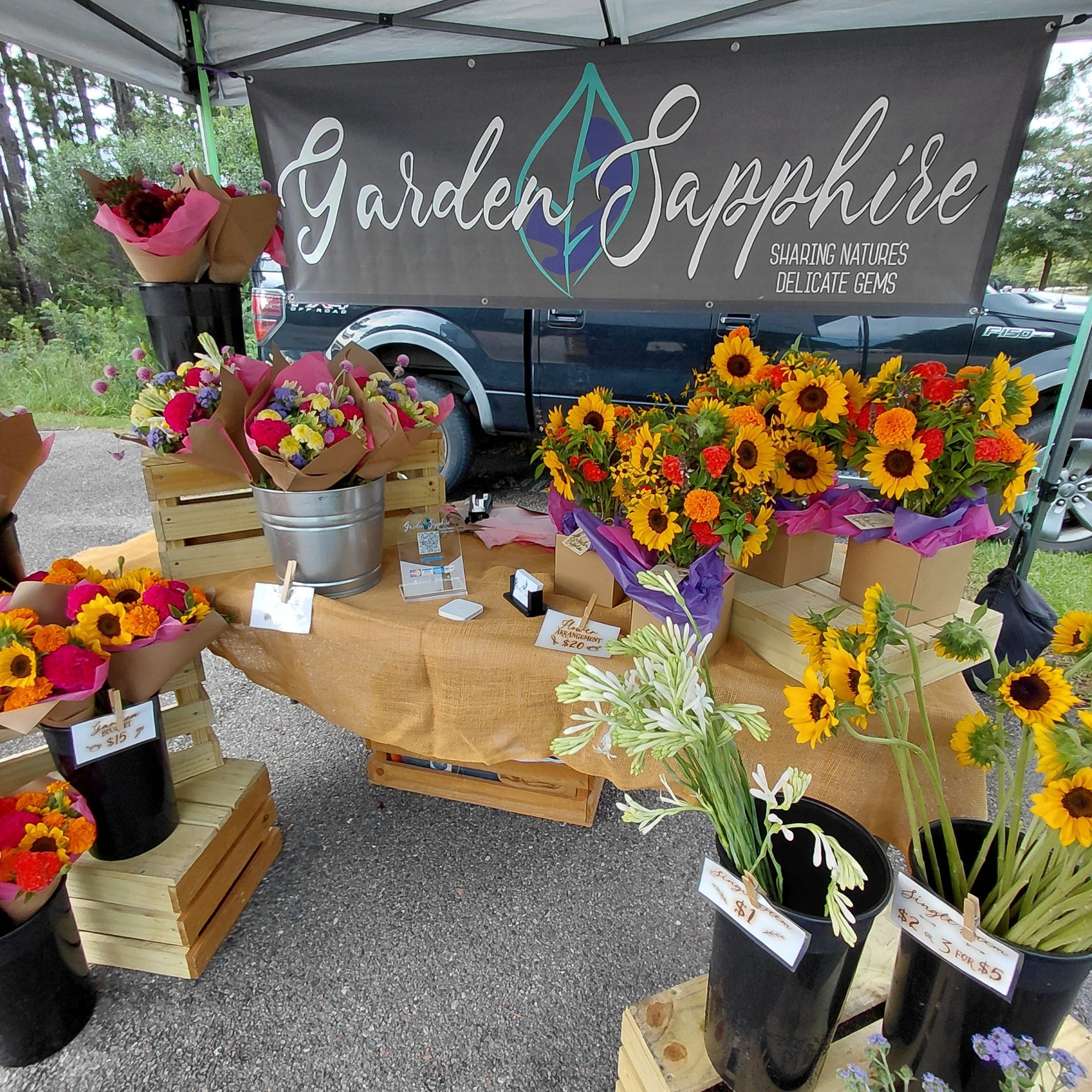 Making an attempt to bring you you're Friday Flowers!
Garden Sapphire will be set up outside the Second Entrance to Sanctuary Cove at Copper Lane until we BLOW AWAY, or 7pm.
If you miss us, we will be out again Sunday morning outside Eggs Up Grill in Cane Bay from 8-2pm.
Have a great weekend!
@followers
@eug_charleston