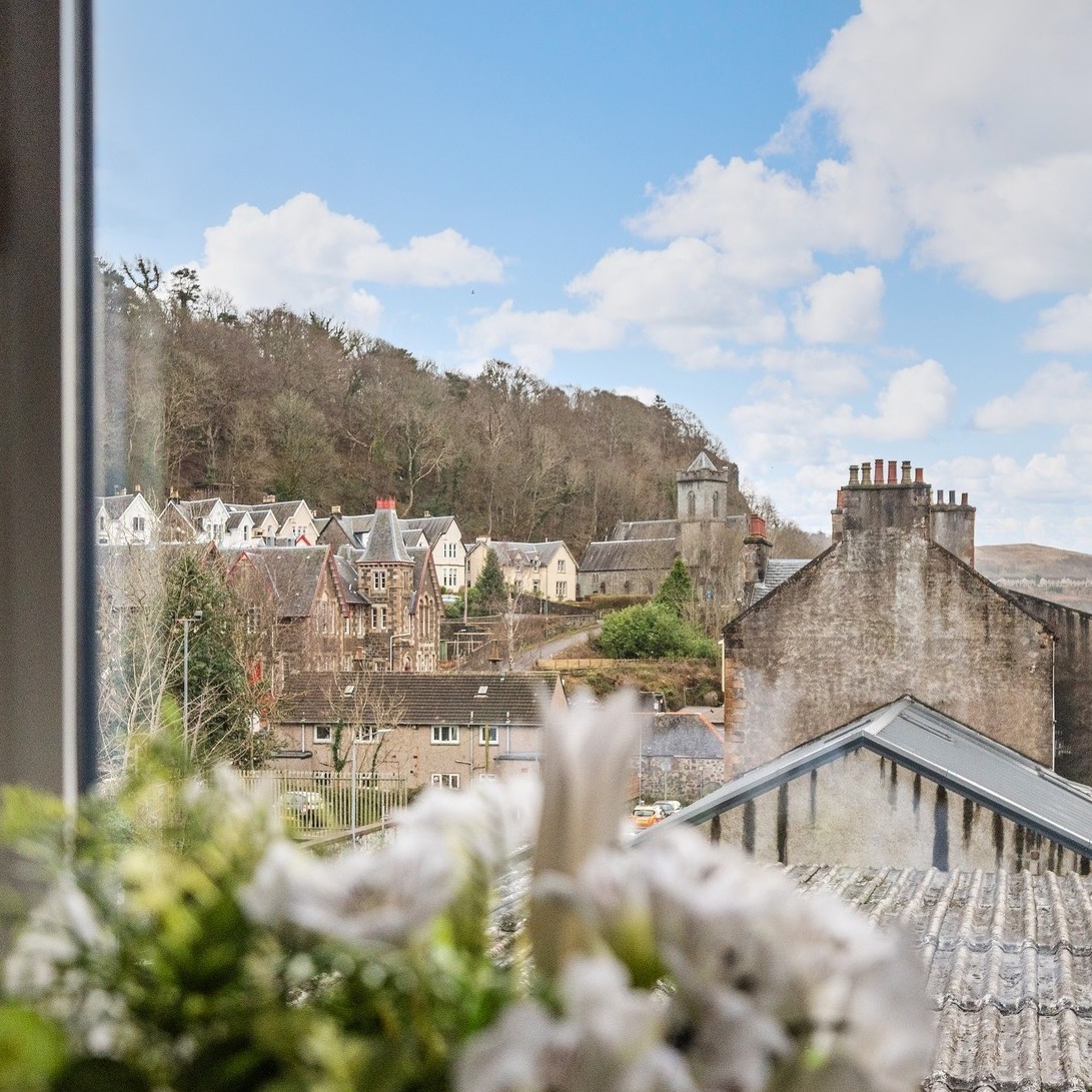 Argyll Street Apartment ☀️
A central Oban base for summer days out.
If your plans involve ferries, seafood, local events, esplanade walks, or simply being able to wander into town without much planning, a well-located self-catering apartment makes a big difference.
Our Argyll Street Apartment sleeps up to 4 guests, with 2 bedrooms, 3 beds and 1 bathroom - it's a great option for couples, friends or small families looking to stay close to the heart of Oban.
Step outside and you’re right in town, with a quick shortcut up to McCaig’s Tower if you can handle the steps - worth it for one of the best views over Oban Bay.
Spend the day exploring.
Head out for dinner or fish & chips by the water.
Pick up something local to enjoy back at the apartment.
Then settle in without needing to drive back out of town.
That’s what makes a central self-catering stay so useful in Oban - you can enjoy the town, the islands and the West Coast at your own pace.
Browse our Oban stays and book direct for best rates.
#ObanAccommodation #ObanHolidayLets #VisitOban #WestCoastScotland #ScottishStaycation