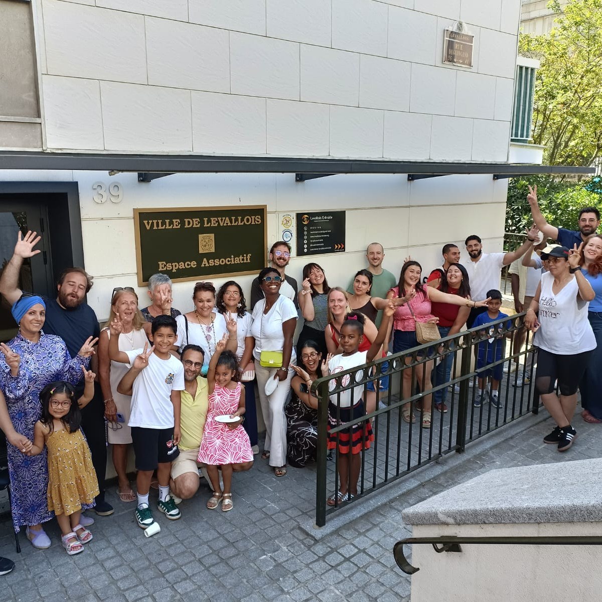 🎒 À Levallois Entraide, nous avons préparé l'avenir.
Hier, nous avons croisé de futurs médecins, chirurgiens, dentistes, ingénieurs, enseignants, footballeurs... et peut-être même une future Présidente de la République. 😊
Mais avant de réaliser leurs rêves, il y a une étape essentielle : aller à l'école dans de bonnes conditions.
C'est pourquoi nous avons eu le plaisir de distribuer des cartables et des fournitures scolaires, afin que chaque enfant puisse faire sa rentrée avec confiance et sérénité.
Cette belle action a été rendue possible grâce à l'engagement des salariés de @Koala Interactive, qui ont acheté les cartables et les fournitures scolaires, puis organisé un goûter gourmand pour partager un moment chaleureux avec les familles.
Un grand merci également à @rouchonmartine, adjointe aux Affaires sociales de la @villelevallois , pour sa présence et son soutien à nos côtés.
Parce qu'un cartable, ce n'est pas seulement des cahiers et des stylos. C'est aussi de la confiance, de l'égalité des chances et l'envie de croire en son avenir.
Belles vacances à tous nos jeunes ! 📚💙
#levalloisentraide #Solidarité #RentréeScolaire #Éducation #Levallois #Enfance #Engagement
