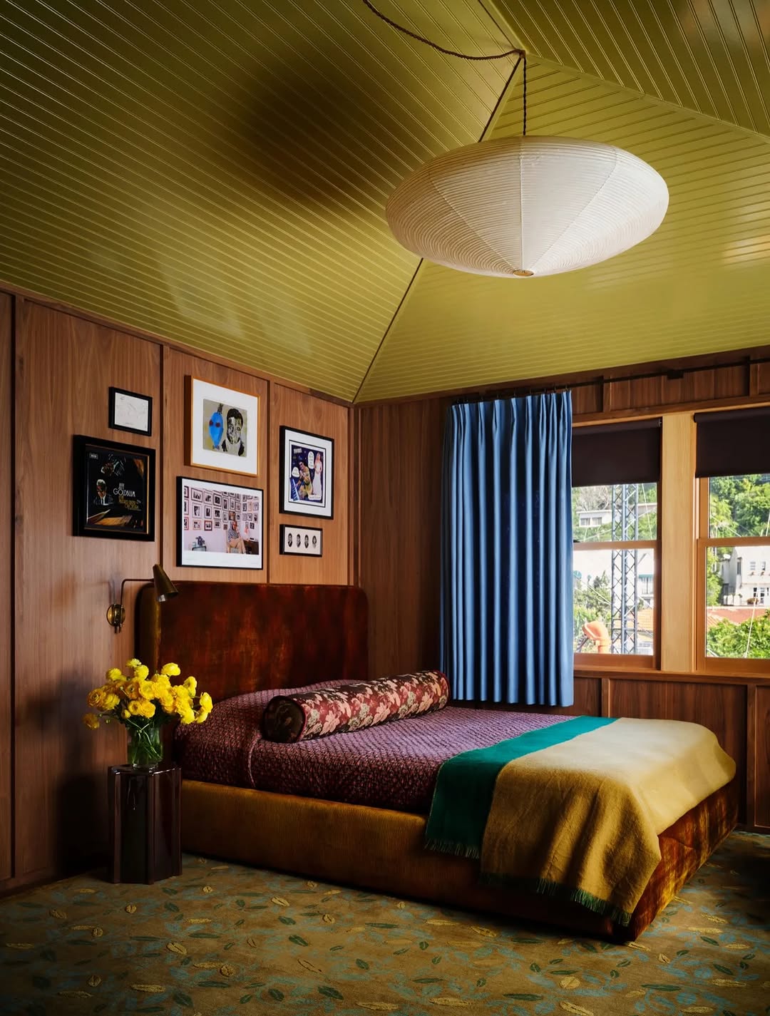 Perchée au cœur des collines californiennes, la maison de @jeffgoldblum est notre coup de coeur du moment !
Pensée par @barbarabestor, cette demeure mêle lignes sculpturales, matières chaleureuses et végétation luxuriante, créant un écrin à la fois élégant, libre et profondément personnel.
📷 Photographies @douglasfriedman via architectural digest
🏛 Architecture & design intérieur @barbarabestor
🪑 Mobilier @zebandcrunk
🌼 Paysage @terremoto_landscape
✨ Stylisme intérieur @rowelosangeles
👔 Stylisme mode @atvottero