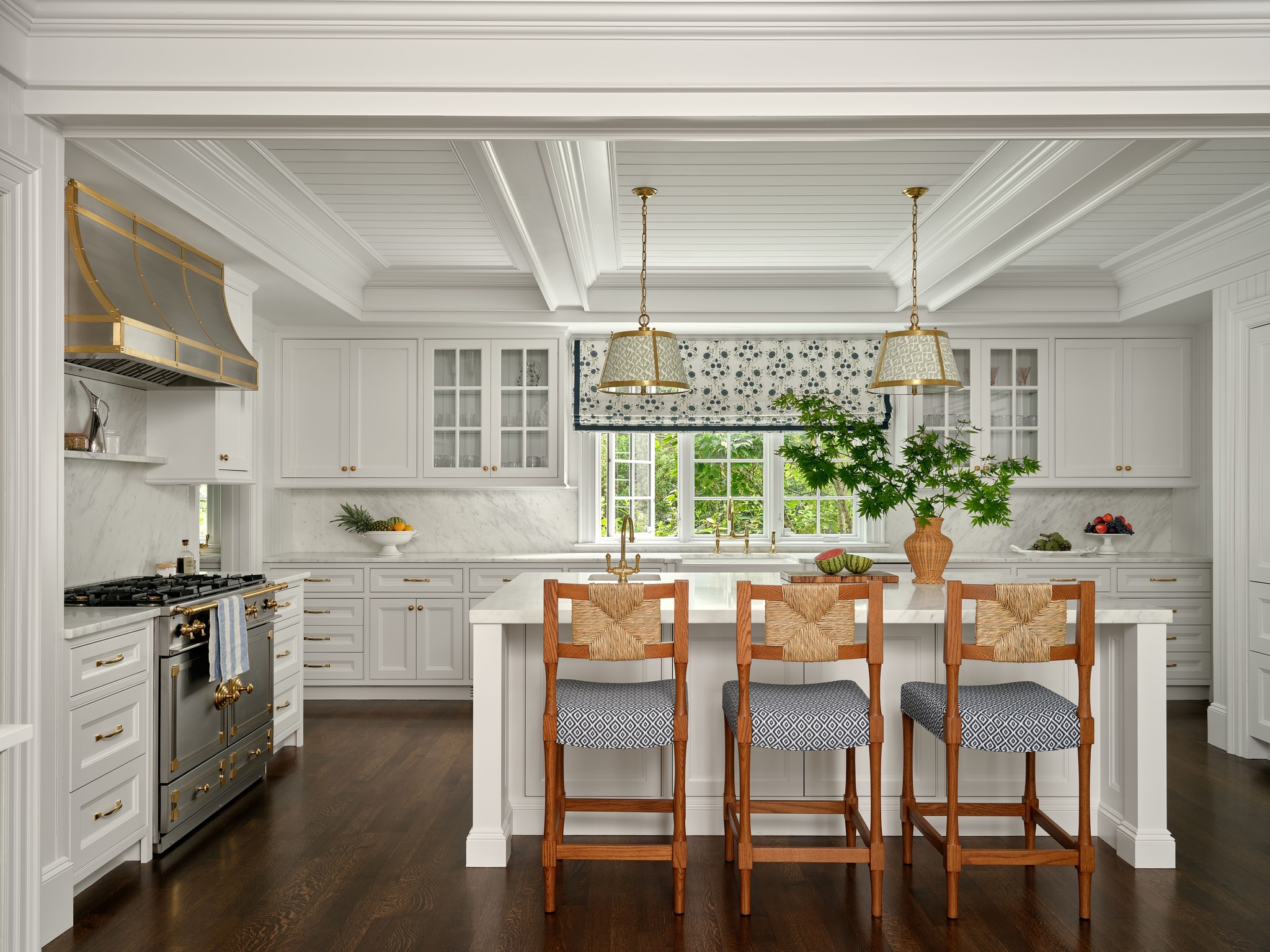 Classic design meets modern functionality in this custom kitchen. Layered textures and tailored finishes come together to create the true heart of the home.
Architect: @patrickahearnarchitect
Interior Designer: @annsleyinteriors
Photography: @seanlitchfield
#LuxuryHomes #CustomKitchen #KitchenDesign #LuxuryInteriors #InteriorDesign #CustomHomeBuilder #DreamKitchen #KitchenInspiration #HomeDesign #TimelessDesign #LuxuryLiving #NewConstruction #CustomMillwork #BuilderLife #MassachusettsBuilder