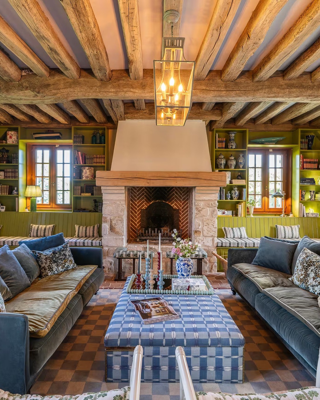 La Roquerie Farmhouse : une maison où le temps ralentit. 💚
Au cœur du Pays d'Auge, entre vergers, bocages et étangs, Aurélie Debiève et Bastien de Changy ouvrent les portes d'une adresse confidentielle pensée comme une véritable maison de famille.
Ici, pas d'hôtel au sens classique, mais un refuge où l'on retrouve le goût des choses simples : lire près du feu, partager de longues tablées, savourer une cuisine soil to plate au rythme des saisons et se laisser porter par la douceur de la campagne normande.
Entre élégance anglo-normande, artisanat local et hospitalité sincère, @la_roquerie célèbre un luxe discret, celui du temps retrouvé.
Une adresse qui donne envie de ralentir… et de ne plus repartir. 🤍
📍Bonneville-la-Louvet, Normandie
#FineFleurMagazine #LaRoquerieFarmhouse #Normandie #PaysDAuge #MaisonDHôtes #SlowLiving #ArtDeVivre #CountryHouse #Design #Décoration #Voyage #Hospitalité #FrenchLifestyle