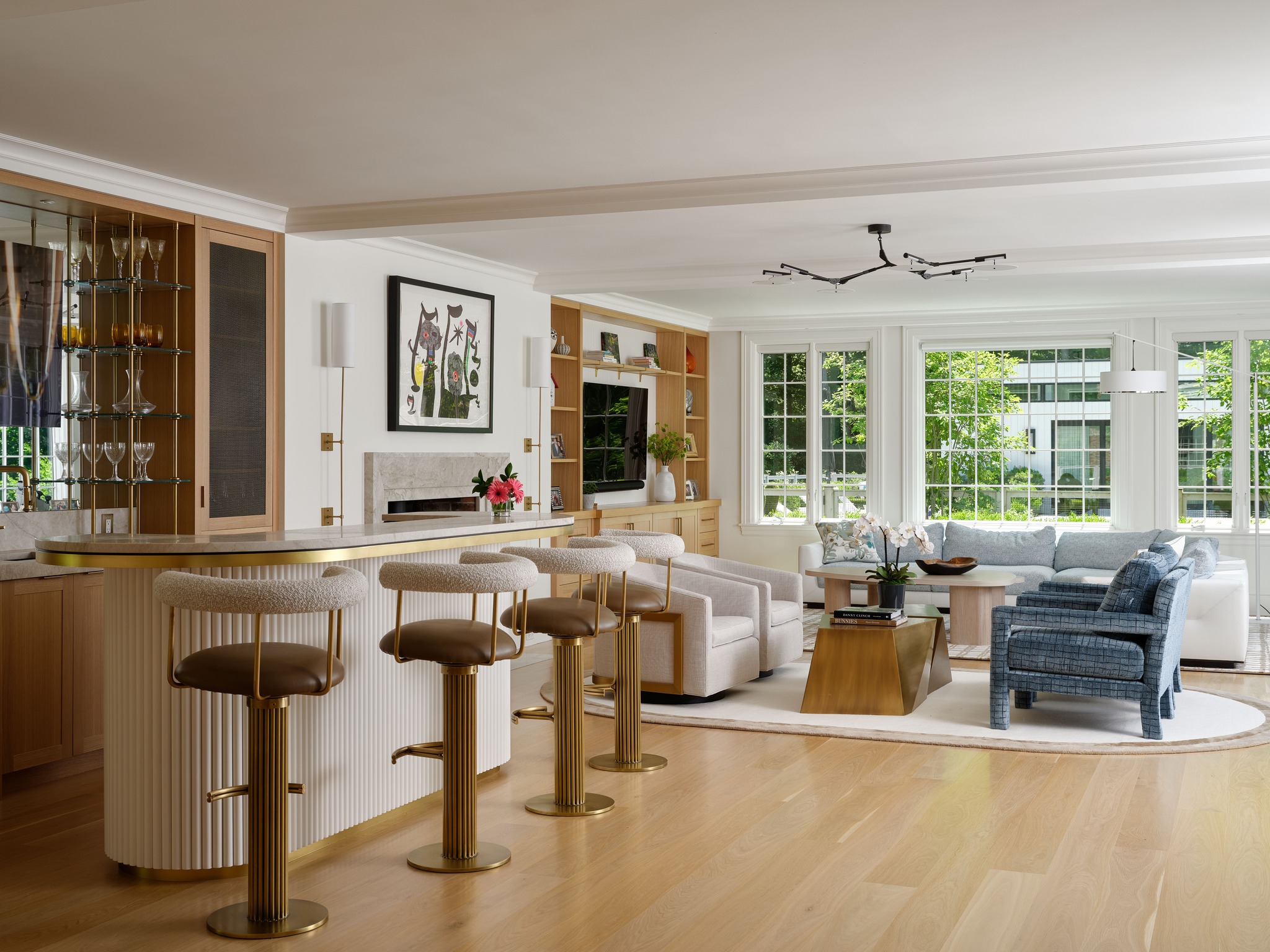 From morning coffee to evening cocktails, this custom space was designed to do it all. Thoughtful craftsmanship and timeless materials create a setting that feels effortlessly luxurious.
Photograph: @seanlitchfield
Architect: @preston.design.inc
Interior Design: @nicole.hirsch.interiors
#LuxuryHomes #HomeBar #OpenConceptLiving #LivingRoomDesign #CustomHomeBuilder #LuxuryInteriors #DreamHome #InteriorDesign #HomeInspiration #EntertainingAtHome #CustomBuilt #TimelessDesign #LuxuryLiving #MassachusettsBuilder #BuilderLife