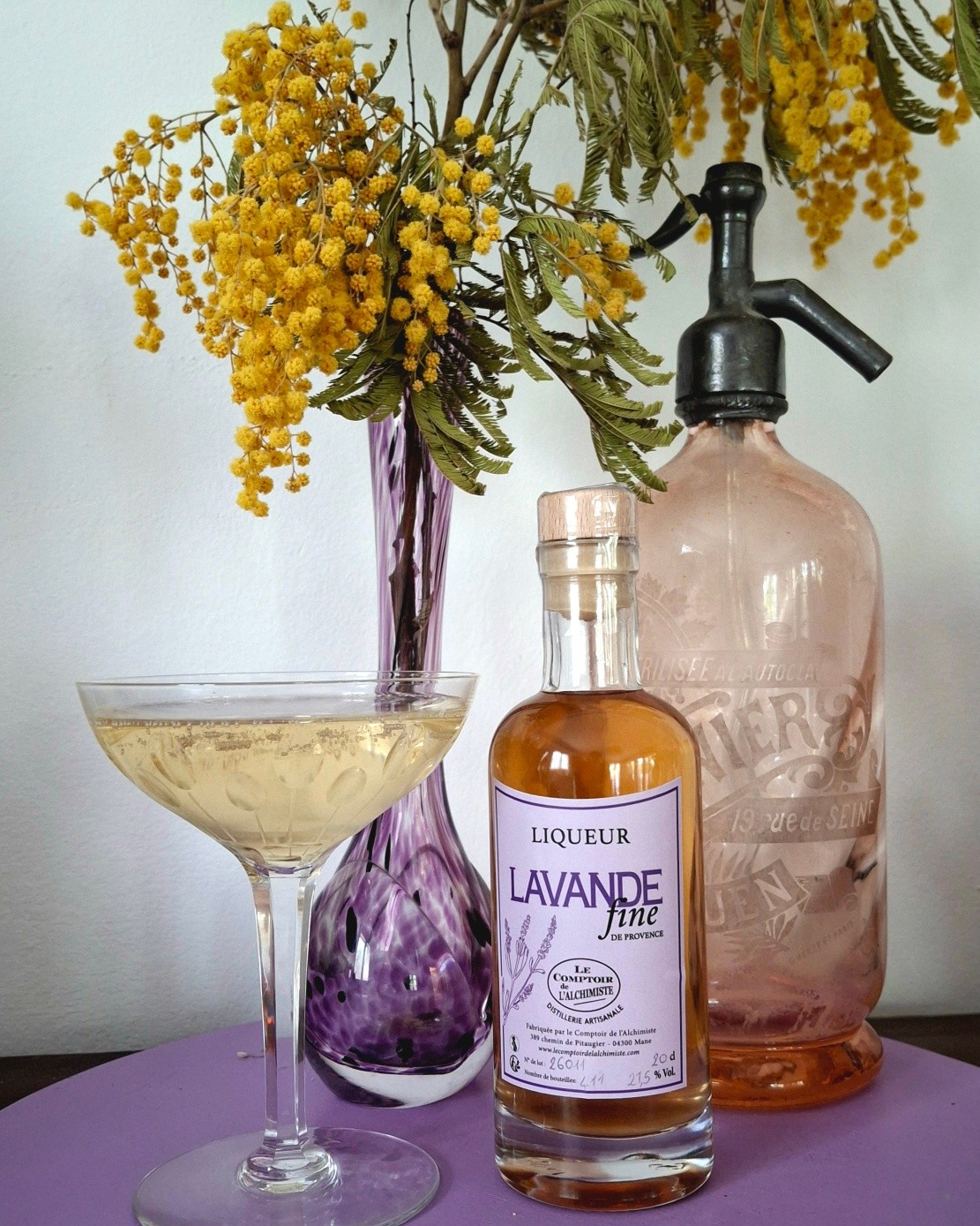 Découvrez un des parfum emblématique de la provence en digestif ou en apéritif !🥂
⭐️La liqueur de lavande fine⭐️
Idee recette:😋
Le kir royal lavande
5cl de liqueur de lavande
10cl de champagne ou de vin blanc mousseux
A boire frais!
#lecomptoirdelalchimiste #artisanatlocal #distillerieartisanale #alpesdehauteprovence #lavandefine #liqueurlavande