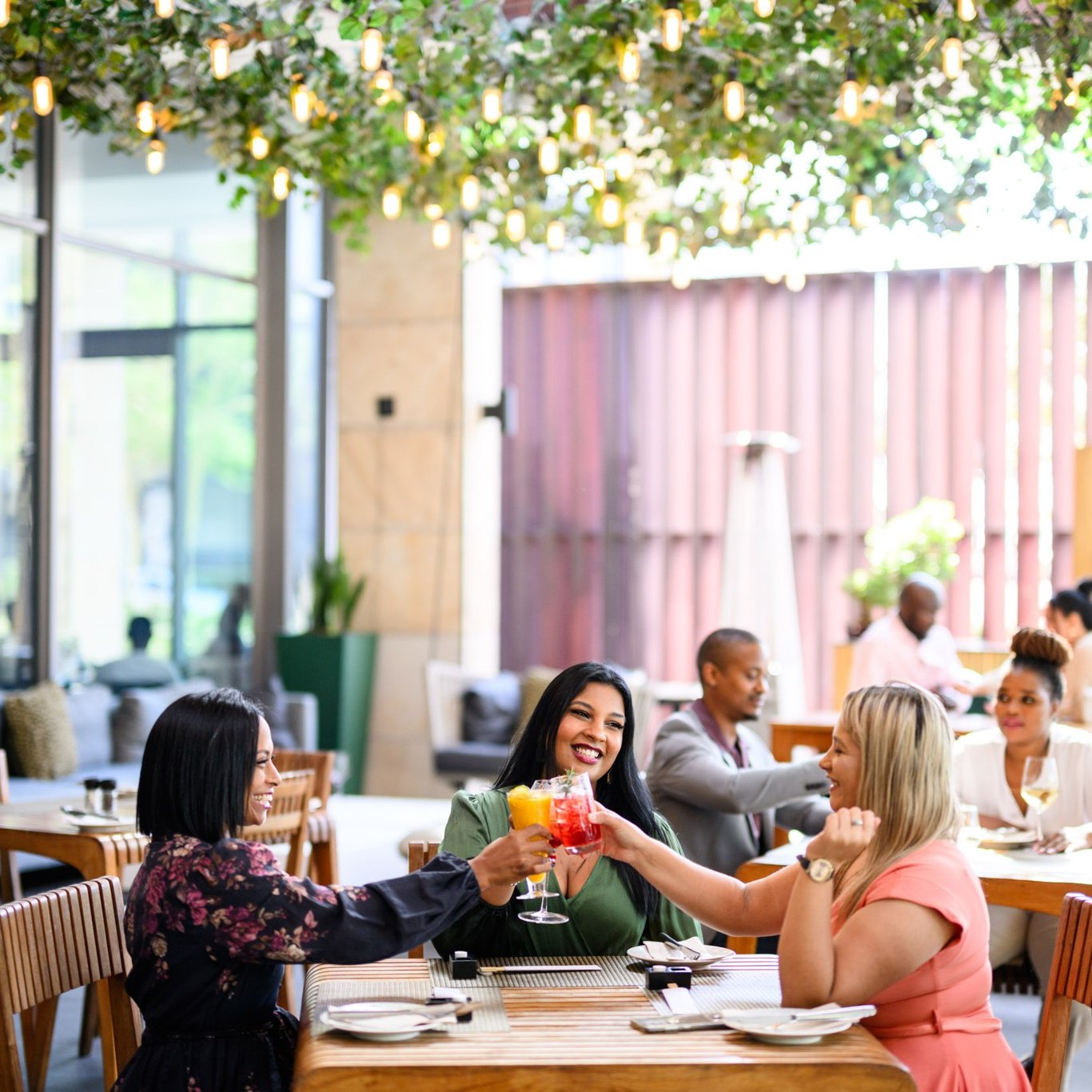 The afternoon softens. The workday winds down. A place to gather, unclutter your mind, and ease into the evening.
Social Hour at Urban Umami. Weekdays, 16:00 to 18:00.
2-for-1 house wines or two cocktails for R150.