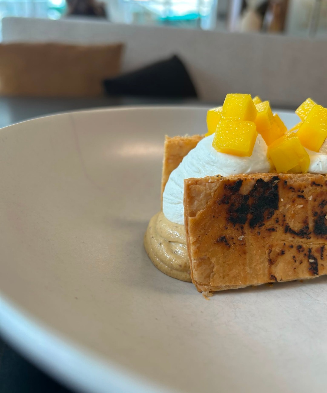 🍰 Une touche de douceur pour l’été…
Au Bistrot Saint Jean, on termine désormais le repas sur une note aussi élégante que gourmande 😉
👉 Découvrez notre millefeuille pistache & fruits de saison
Un jeu de textures entre le croustillant, la douceur de la pistache…
et la fraîcheur des fruits, pour un dessert tout en légèreté ☀️
Le parfait équilibre pour finir votre moment en beauté (ou juste pour craquer 😏)
📍 Mercure Bordeaux Centre Gare Atlantic
#BistrotSaintJean #RestaurantBordeaux #Dessert #Gourmandise #FoodBordeaux