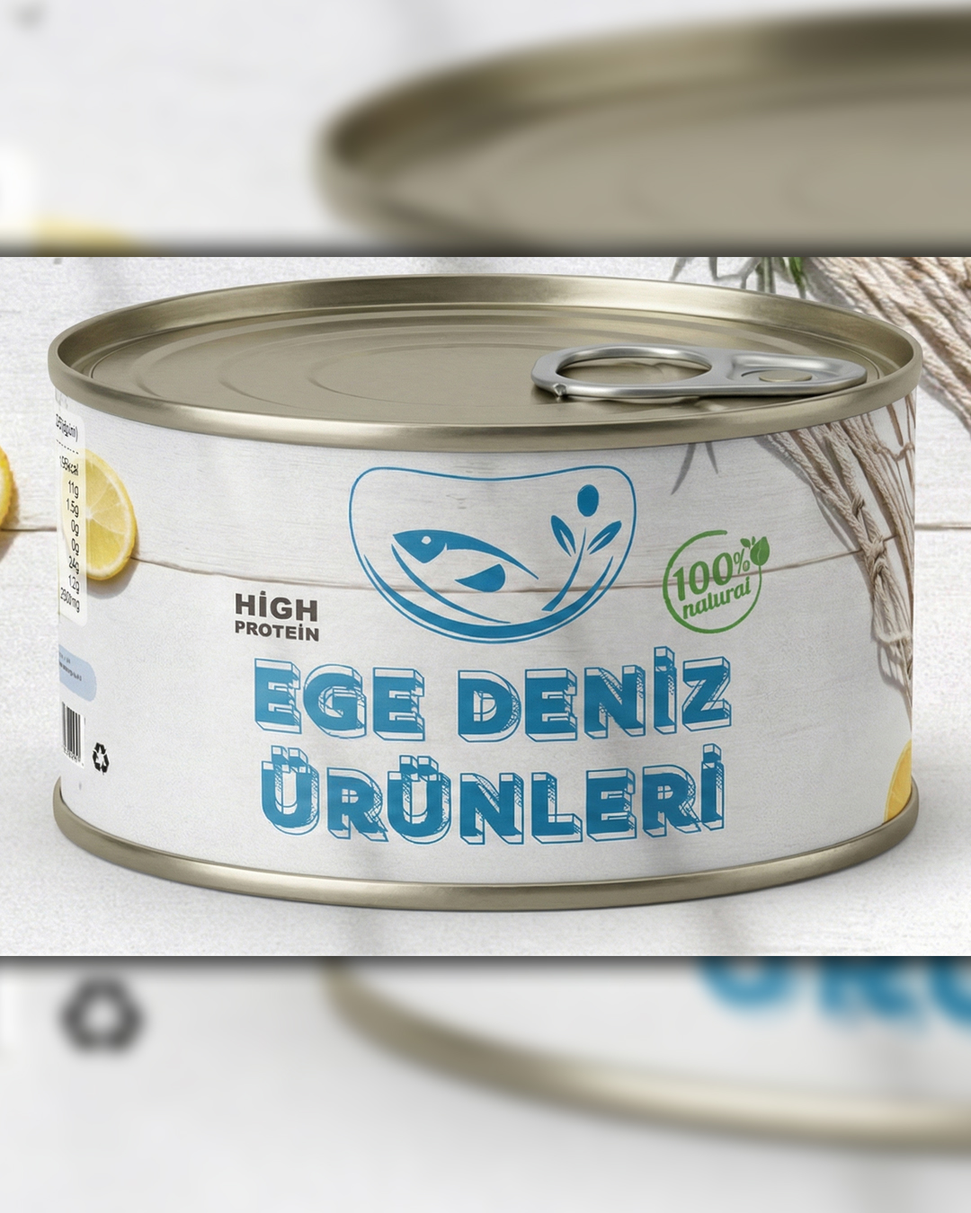 Deniz ve toprağın sunduğu doğallığı minimalist bir görsel dille sentezlediğim yeni projem!
Tasarımın merkezinde tazeliği simgeleyen stilize balık formunu, Ege konseptine atıfta bulunan minimal bir zeytin dalı detayıyla bütünleştirdim. Kurumsal güvenilirliği ve denizin derinliğini yansıtması adına monokromatik koyu mavi tonlarını tercih ederek modern ve kalıcı bir marka algısı hedefledim. 😊