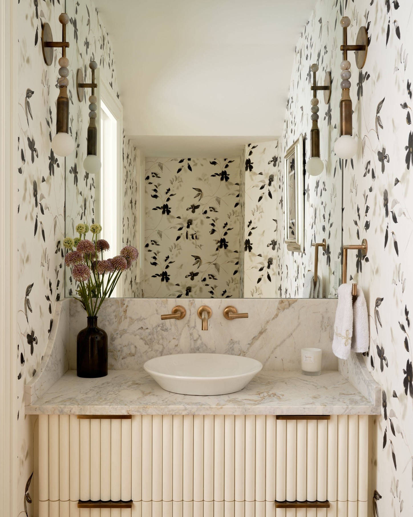 Every detail matters. This custom powder room pairs striking finishes with timeless craftsmanship to create a space that is both elegant and unexpected.
Photograph: @seanlitchfield
Architect: @preston.design.inc
Interior Design: @nicole.hirsch.interiors
#PowderRoom #BathroomDesign #LuxuryInteriors #InteriorDetails #CustomHome #HomeInspiration #InteriorInspo #LuxuryBuilder #CustomMillwork #TimelessDesign #HomeDesign #DesignerDetails #LuxuryLiving #MassachusettsBuilder #DreamHome