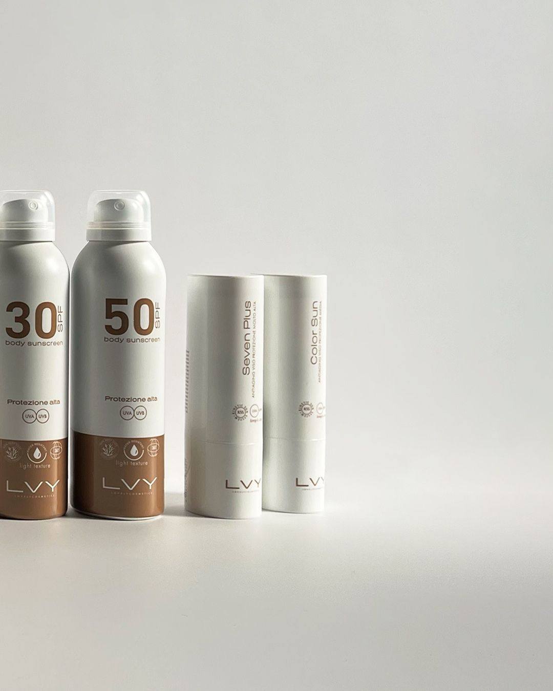 W czasie lata nie zapominaj o ochronie przeciwsłonecznej zarówno twarzy jak i ciała.
#SPF #Lato #latowpełni #kremyspf #ochronauv #antiageing
