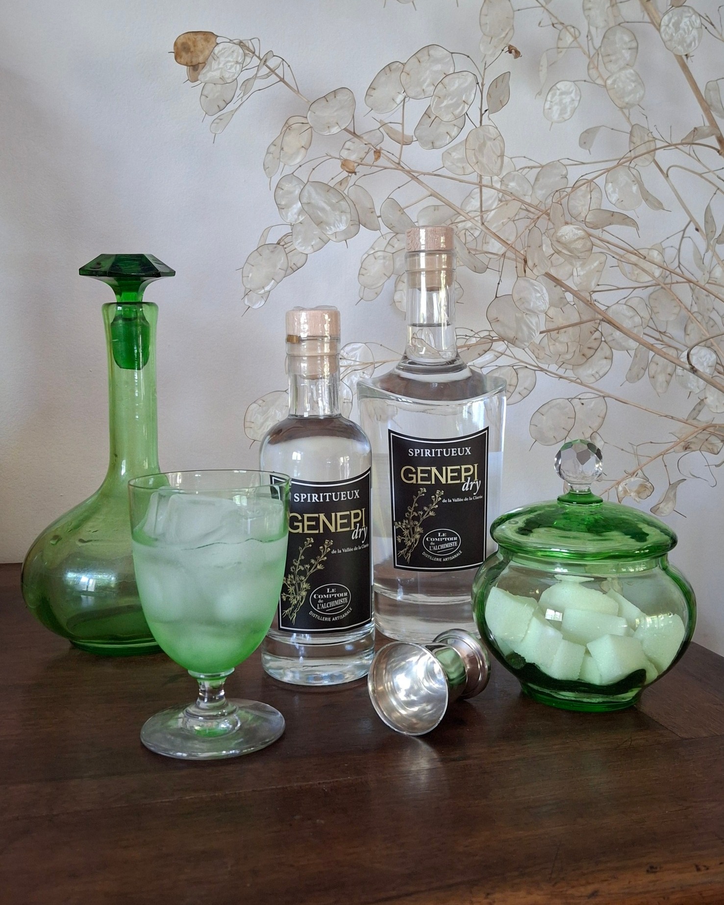 🌿 NOUVEAUTÉ À LA DISTILLERIE ! 🌿
Il est enfin là… Notre Génépy Dry de la Vallée de la Clarée fait son entrée dans la gamme du Comptoir de l’Alchimiste ! 💚
Élaboré à partir de génépy soigneusement sélectionné dans la Vallée de la Clarée, ce spiritueux met à l’honneur toute la finesse et le caractère de cette plante emblématique des Alpes. Une expression authentique, aromatique et tout en fraîcheur, à découvrir et à déguster simplement. 🌿🏔️
✨ Le Génépy Dry est disponible dès maintenant !
📍 Retrouvez-le :
• Sur nos prochains marchés et événements
• Directement à la distillerie
Et si vous souhaitez venir nous rendre visite, la distillerie vous accueille les lundi, mardi, jeudi et vendredi de 11h à 17h. Venez découvrir notre univers, nos spiritueux et nos liqueurs artisanales ! 🍃🥃
On vous attend avec plaisir au Comptoir de l’Alchimiste 💚
#lecomptoirdelalchimiste #genepy #genepydry #valleedelaClaree #Claree #Alpes #HautesAlpes #Provence #distillerieartisanale #spiritueuxartisanaux #artisanat #savoirfaireartisanal #produitlocal #faitmain #spiritueuxfrancais #nouveauté #degustation #alambic #distillation #liqueurartisanale
L’abus d’alcool est dangereux pour la santé, à consommer avec modération.
