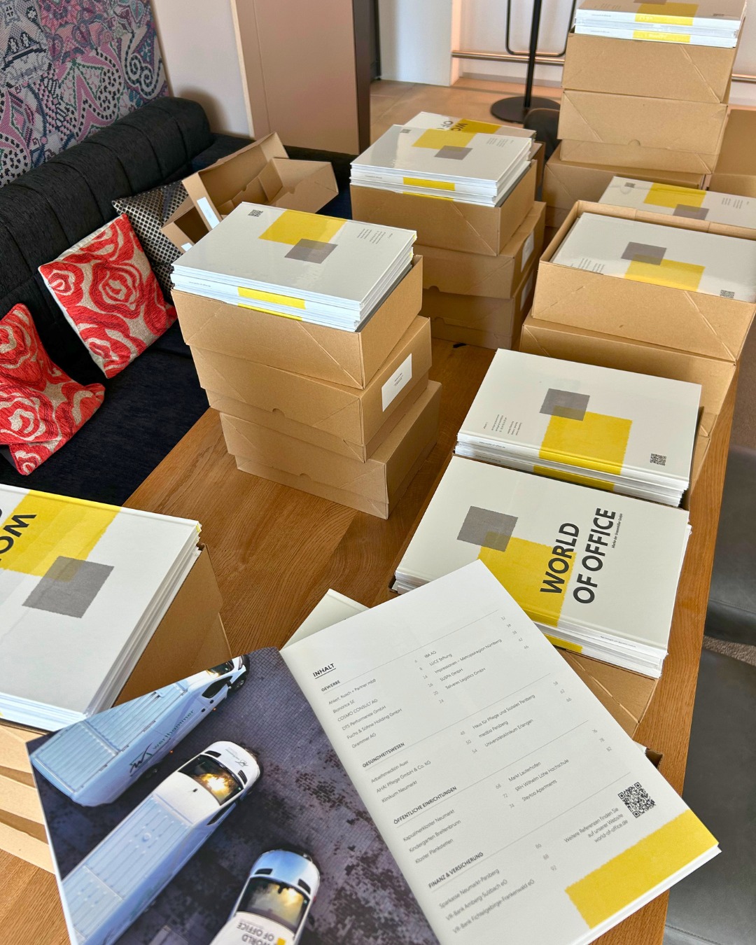 Unsere neuen Referenzbroschüren sind da. 💛
In den letzten Monaten ist viel Arbeit in unsere neue Broschüre geflossen. Umso schöner ist es, das fertige Ergebnis jetzt endlich in den Händen zu halten.
Auf den Seiten zeigen wir eine Auswahl an Projekten, die wir gemeinsam mit unseren Kunden umsetzen durften, und geben einen Einblick in die Vielfalt unserer Arbeit.
Ein großes Dankeschön geht auch an @frischmann.solutions für die Umsetzung und die gute Zusammenarbeit.
Jetzt freuen wir uns darauf, die Broschüren an unsere Kunden und Interessenten weiterzugeben.
#WorldOfOffice #Referenzbroschüre #Referenzen #Arbeitswelten #Büroeinrichtung #OfficeDesign #Projektplanung #Büroplanung #WorkplaceDesign #Kundenprojekte