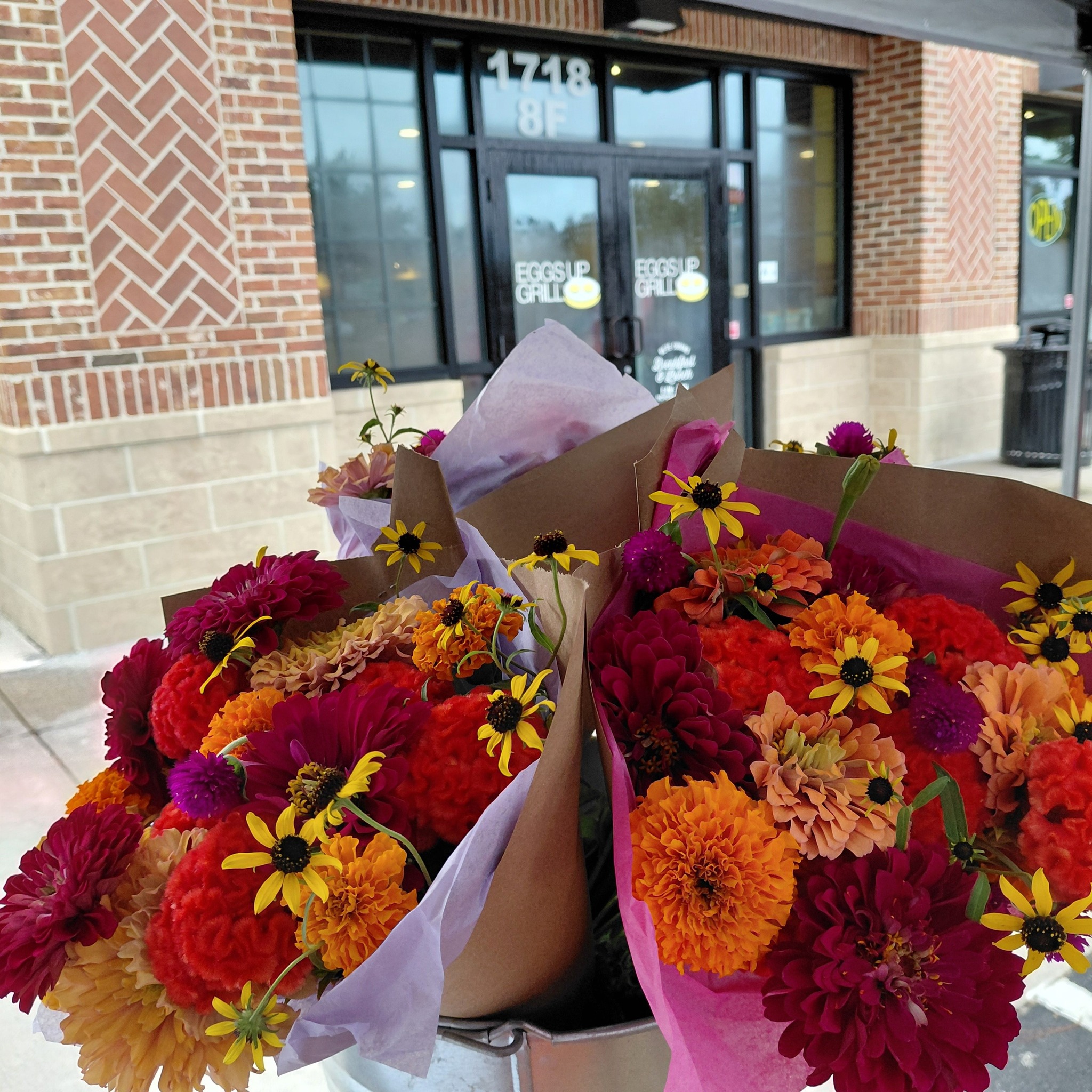 Breakfast time! Grab a bite and a Locally Grown Flower Bouquet this morning at Eggs Up Grill in Cane Bay.
It's a week filled with COLORFUL Zinnias!
We will be set up outside Eggs Up Grill until 2pm or when/if the storm rolls through.
@followers @eug_charleston