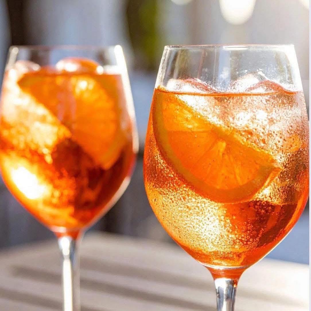βοΈπ₯ Sunshine, great company, and a drink in hand... what more could you ask for on your wedding day?
Picture your guests relaxing outdoors while our Horseshoe Box Mobile Bar keeps the cocktails, fizz, and ice-cold drinks flowing all day long. πΈβ¨
Whether you're planning a wedding, garden celebration, or private event, we'll bring a stylish bar experience that's as memorable as the day itself.
π© Download our brochure at www.12lemons.co.uk to find out more.
π 12 Lemons β Mobile Wedding Bar Hire Across Scotland
#GlasgowWeddings #MobileBarHire #WeddingBar #ScottishWeddings #WeddingPlanning