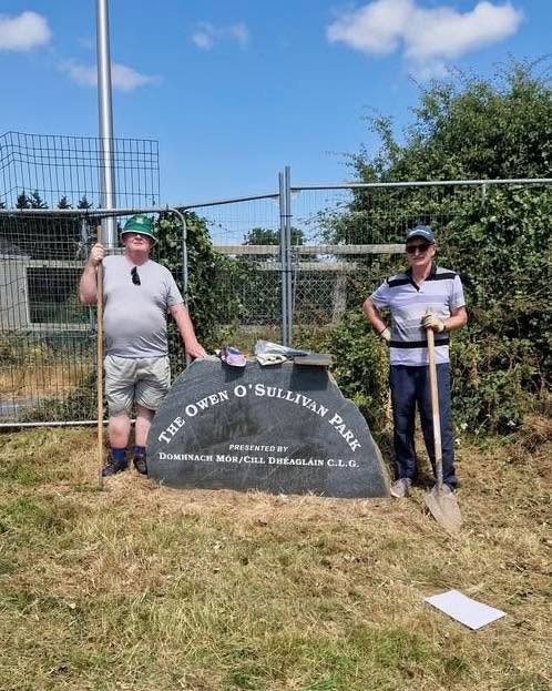 Míle buíochas le Brian Thomas, Joe Synnott, Gerry Giblin, Jimmy Walsh, James Murphy and Tony Tyrell, who put in a big shift on the Community school pitch last week.
• Damaged ball stopper removed and new ball stopper fitted at Baseball end.
• Ball stopper at Gaelscoil end fixed.
• Strimming at entrance and Owen O’Sullivan Stone.
• Strimming at ball stops.
• Strimming at goals.
• Pitch relined.
• Fence repaired.
• Rubbish collected.
Thanks also to Sandra Thomas for providing the excellent much needed refreshments.