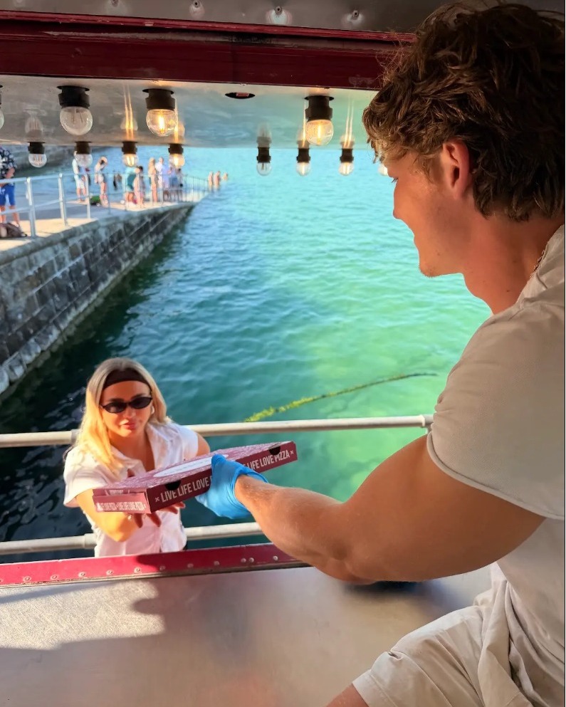 In St Ives? Find us on the front of St Ives Harbour, right by the RNLI lifeboat slip way 🍕🌊
The dreamiest spot to grab your fave pizza this summer.
Beach, pizza, sunshine... what more do you need? See ya there 🤙
#stives #stivesbay #pizza #stivesbeach #cornwall #woodfiredpizzacatering