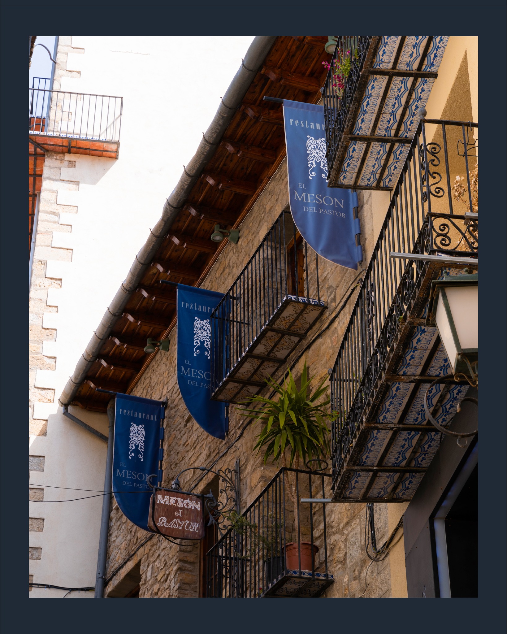 Agosto llega a su fin, pero Morella sigue siendo el lugar perfecto para disfrutar de una escapada 🧡
Pasear sin prisas por nuestras calles, descubrir nuestros rincones y completar la visita saboreando la gastronomía de la zona en Mesón del Pastor 😍
Porque cualquier momento es bueno para volver a Morella.
Reserva tu mesa y disfruta de nuestra cocina 😉
#mesondelpastor #bibgourmand #morella #elsports #guíarepsol