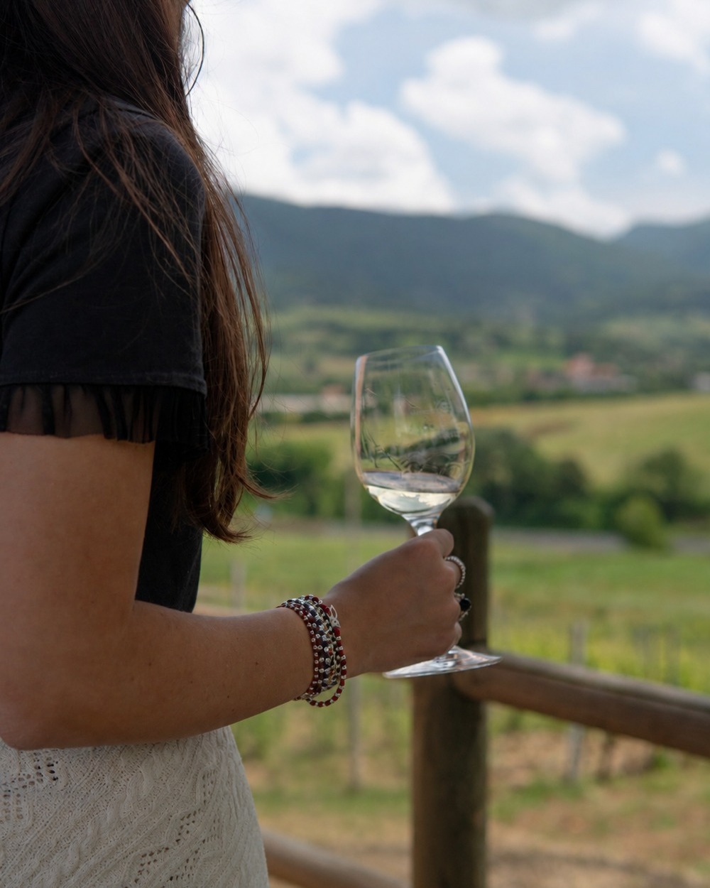 Gli aperitivi in vigna continuano. 🍷🌿
Concediti una serata tra i filari, assapora i nostri vini e lasciati sorprendere dal nuovissimo Verdicchio Spritz, nelle fresche varianti alla lavanda o alla menta. ✨
Vieni a scoprire la slow life di Borgo Paglianetto: il tramonto, il silenzio della vigna e il piacere di rallentare, un calice alla volta.
Ti aspettiamo tutti i venerdì di agosto. 🌅
_____
Our vineyard aperitivos are here to stay. 🍷🌿
Join us among the vines to discover our wines and taste our brand-new Verdicchio Spritz, available in two refreshing flavors: lavender or mint. ✨
Experience the slow life at Borgo Paglianetto, where sunsets, peaceful vineyards, and great wine come together to create unforgettable summer evenings.
We look forward to welcoming you every Friday in August. 🌅
#borgopaglianetto #verdicchiodimatelica #vinoitaliano #matelica #winelovers #siamofivi