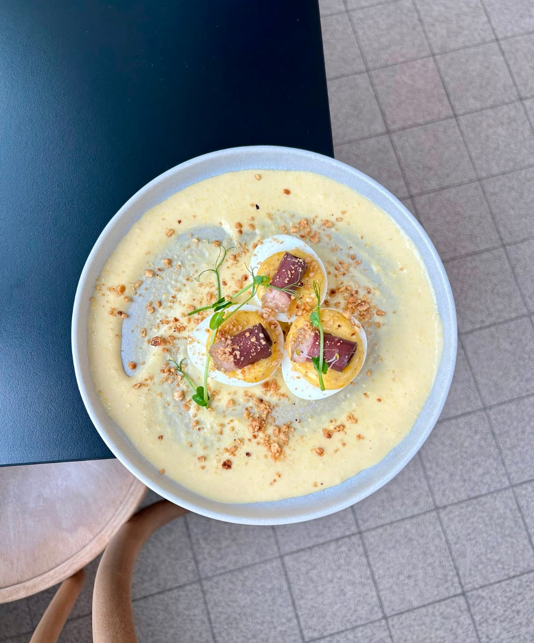 🍳 Le classique… pas si classique 😉
Au Bistrot Saint Jean, on aime revisiter les incontournables…
👉 en y apportant juste ce qu’il faut d’audace
Découvrez nos œufs mimosa à la truffe,
accompagnés de canard fumé, d’une crème de maïs onctueuse
et d’éclats de noisette pour la touche de croquant
Un équilibre entre tradition et modernité…
qui fait toute la différence à la première bouchée ✨
👉 À déguster sans tarder
📍 Mercure Bordeaux Centre Gare Atlantic
#BistrotSaintJean #RestaurantBordeaux #CuisineDeSaison #FoodBordeaux #Gourmandise #lunchinmycitybordeaux