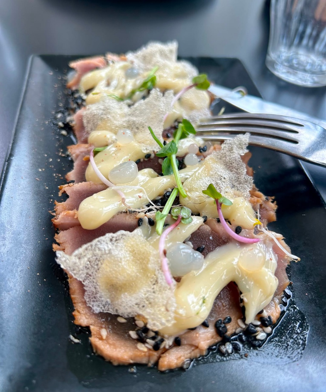 🐟 Fraîcheur, finesse… et une touche d’audace
Cet été, le Bistrot Saint Jean joue la carte des saveurs délicates et iodées 🌿
👉 Découvrez notre tataki de thon au soja & sésame
accompagné d’une mayonnaise au wasabi,
de chips de riz soufflé et d’un gel aux deux citrons
Un équilibre parfait entre douceur, peps et texture…
pour une assiette à la fois fraîche, légère et pleine de caractère ☀️
👉 Le genre de plat qu’on savoure lentement… jusqu’à la dernière bouchée 😉
📍 Mercure Bordeaux Centre Gare Atlantic
#BistrotSaintJean #RestaurantBordeaux #CuisineDeSaison #FoodBordeaux #Été