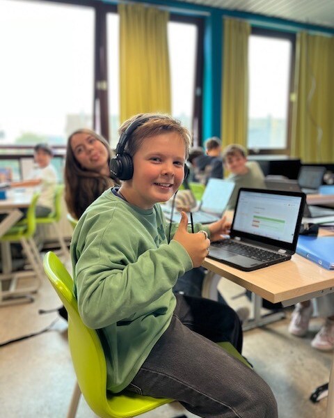 Frans leren met Lernova! 🇫🇷
In onze lessen Frans werken we met de digitale methode Lernova. Een moderne en interactieve aanpak die leerlingen op een gevarieerde manier Frans laat leren en oefenen.
Maar digitaal betekent bij ons zeker niet alleen maar schermtijd!
We blijven ook bewust inzetten op schrijven op papier. ✍️ Want woordenschat noteren, oefeningen uitschrijven en zelf zinnen vormen blijven belangrijke stappen in het leerproces.
Zo combineren we het beste van twee werelden: digitaal waar het kan, op papier waar het helpt.
