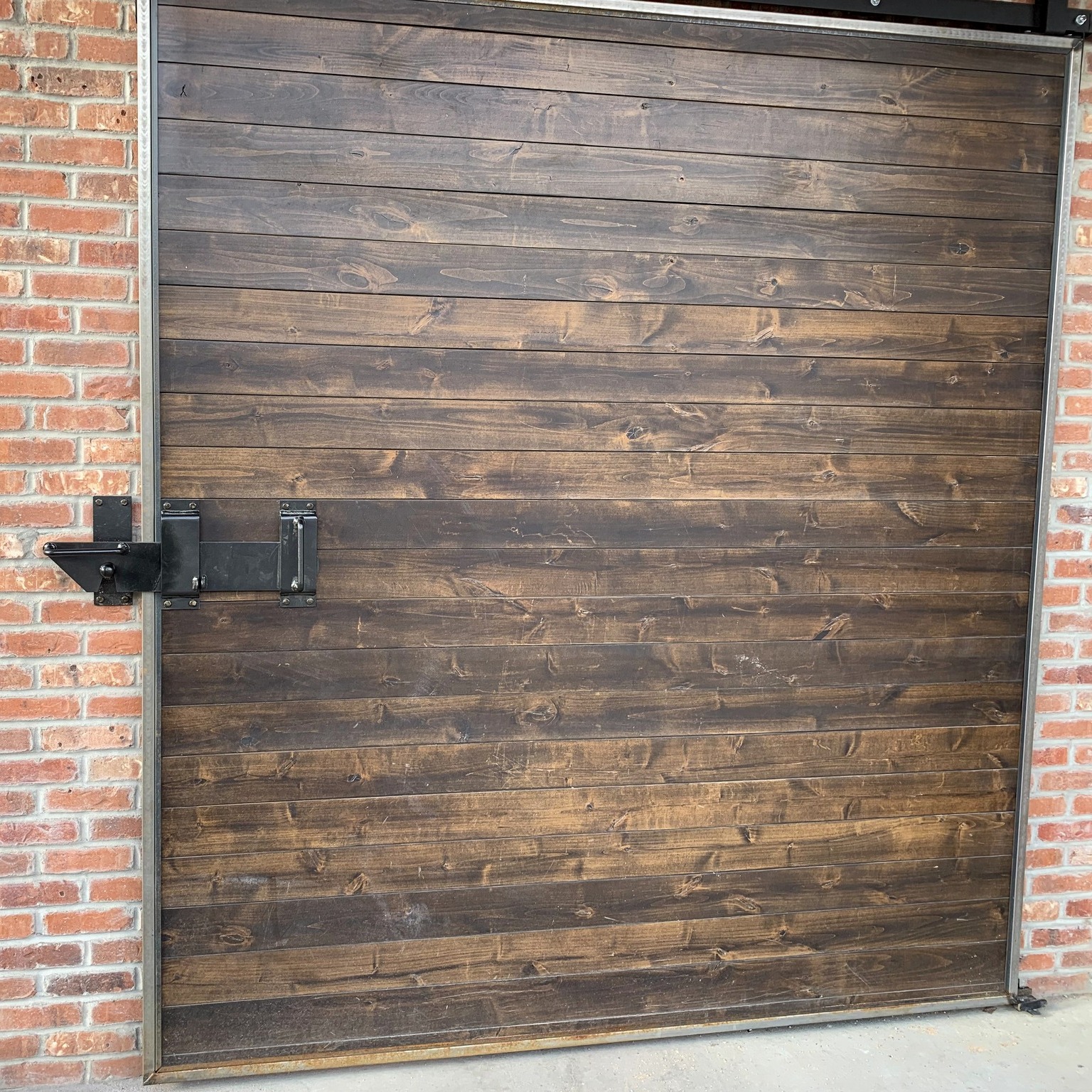 Custom welding doesn't always have to be complicated. This custom lock system was built to provide a strong, secure solution while still looking clean and fitting the style of the door!
#metalworks #fabrication #metaldesign #steelworks #americaneaglewelding #design #modernsteel #custom #metalrailing #architecture #utahdesigner #metalfab #metal