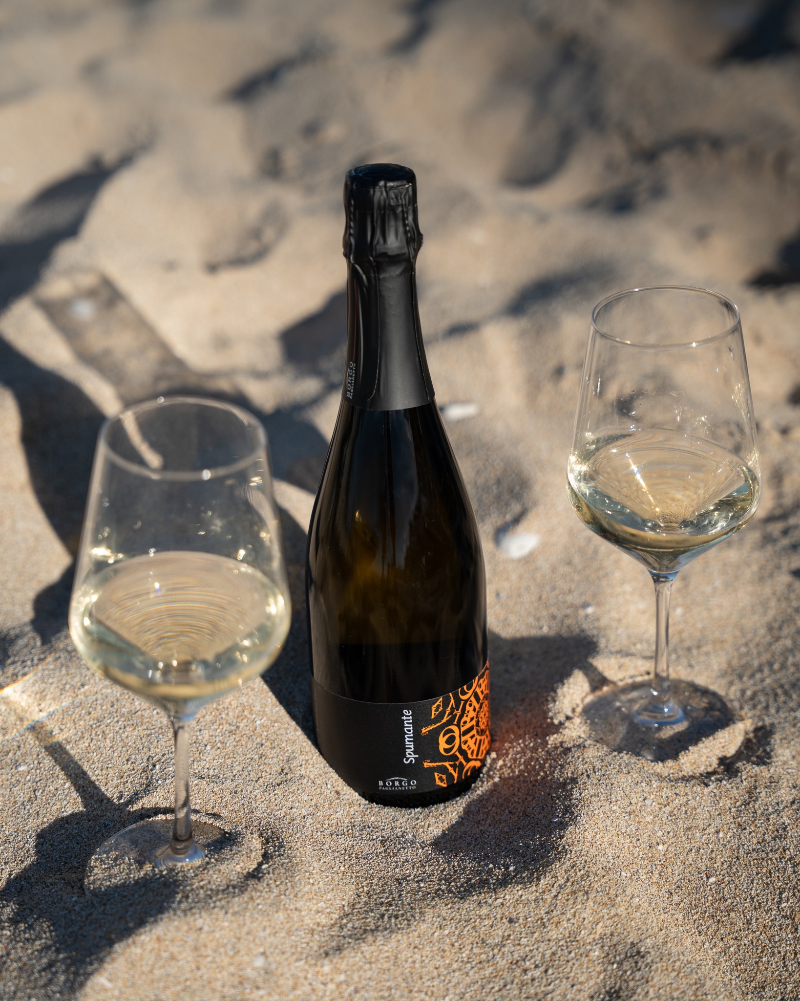 L’estate sta lentamente lasciando spazio alla freschezza dell’autunno, ma ci regala ancora giornate dorate, calde e luminose. ✨
E quale compagno migliore di uno Spumante Verdicchio di Matelica DOC per celebrare gli ultimi brindisi della stagione?
Elegante, verticale, sapido, con una spiccata spalla acida: un perlage raffinato che rende ogni sorso fresco, vibrante e sorprendentemente persistente.
Perché certi momenti meritano di essere assaporati fino all’ultimo calice. 🥂
_________
Summer is slowly giving way to the crispness of autumn, yet we are still enjoying those last golden, warm and sun-kissed days. ✨
And what better companion than a Verdicchio di Matelica DOC Sparkling Wine to make these final moments of summer sparkle?
Elegant and beautifully vertical, with a distinctive savoury character and vibrant acidity, its refined bubbles make every sip fresh, lively and wonderfully persistent.
Because some moments deserve to be savoured until the very last glass. 🥂
#borgopaglianetto #verdicchiodimatelica #matelica #vinoitaliano #organic #madeinitaly #siamofivi #winelovers