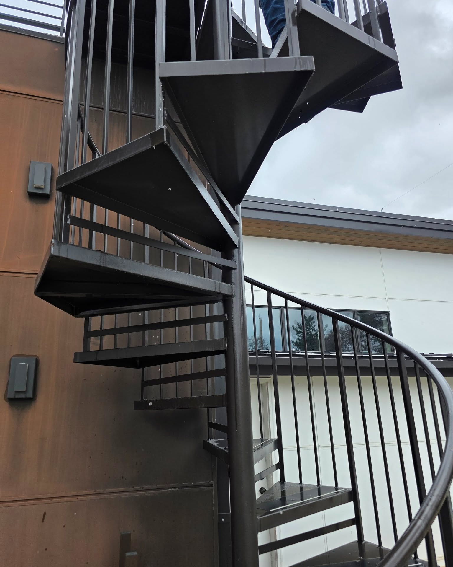 A custom spiral staircase built to handle the elements. With the rain coming down, you can see the grip on each step doing exactly what it was designed to do.
#spiralstaircase #fabrication #utahhomes #railing #deckrailing #metalworks #fabrication #metaldesign #steelworks #americaneaglewelding #design #modernsteel #custom #metalrailing #architecture #utahdesigner #homedecor #metalfab #metal