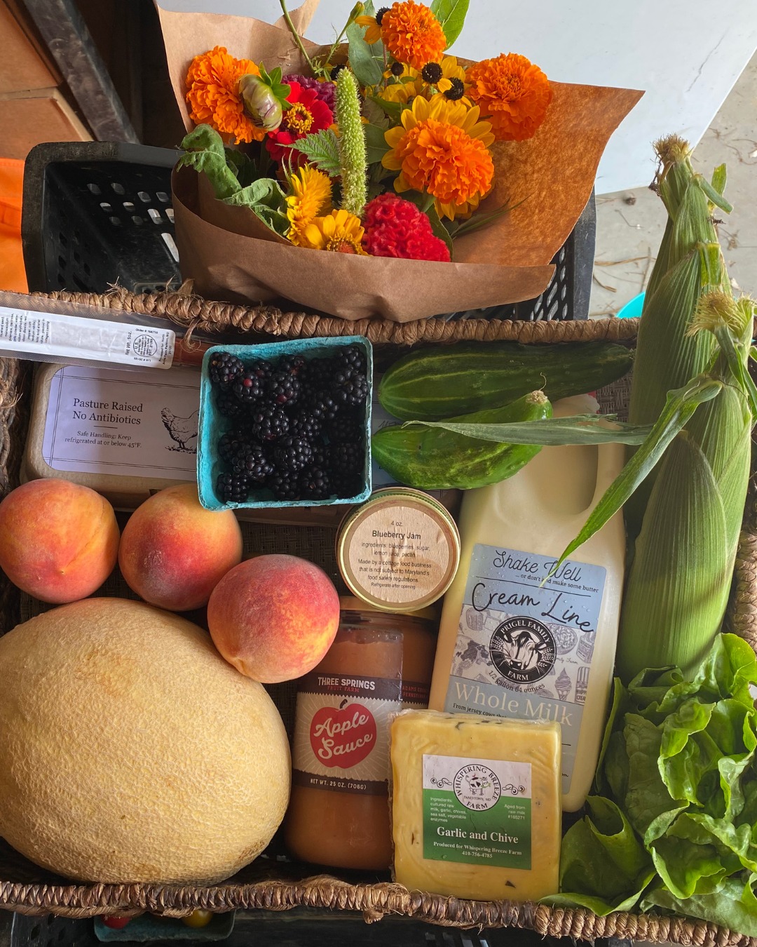 Check out one of customer boxes, featuring:
💜 blackberries and lettuce from @calvertsgiftfarm
💚 garlic and chive cheddar from @whisperingbreezefarm
🩷 flowers and cucumbers @cydoniafarm
🧡 peaches from @shaw_orchards
🤍 whole milk from @pfcreamery
💛 cantaloupe and sweet corn from @deeprunfarmsproduce
🖤 eggs from @trishs_pastured_poultry
❤️ spicy beef jerky from @northacresfarm
🩵 apple sauce from @3springsfruit
💙 blueberry jam from @ladybrookbc
#ChesapeakeFarmtoTable #BaltimoreEats #BuyLocalBaltimore #MarylandMade #ChesapeakeRegion #FarmToTable #LocalFood #supportlocalfarms