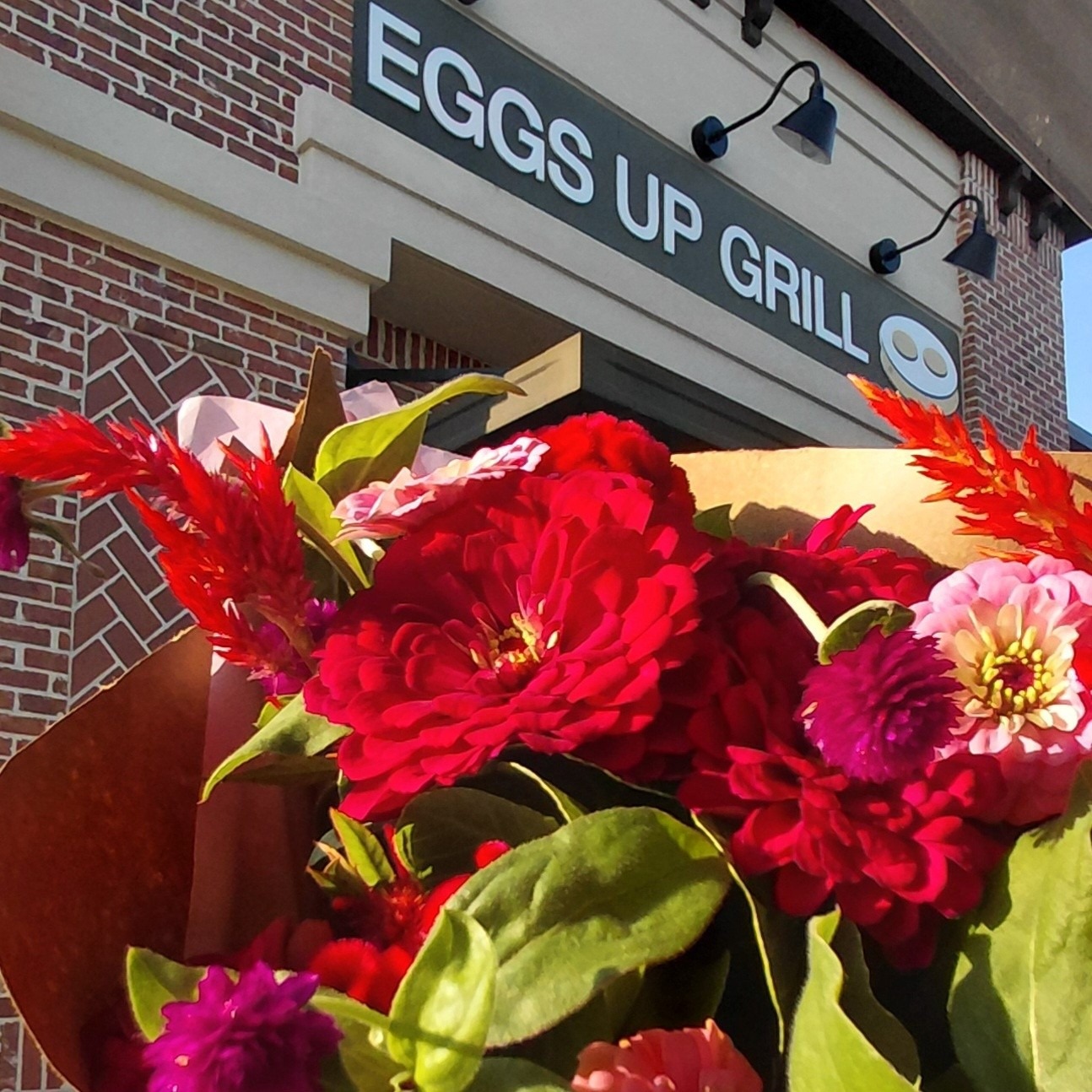 Sun's up! Eggs Up! Flowers.....up?!...Yup!
We will be parked out front of Eggs Up Grill today until 2pm, or when we're out!
Looking forward to seeing you! Have a great start to your week.
@eug_charleston @followers
