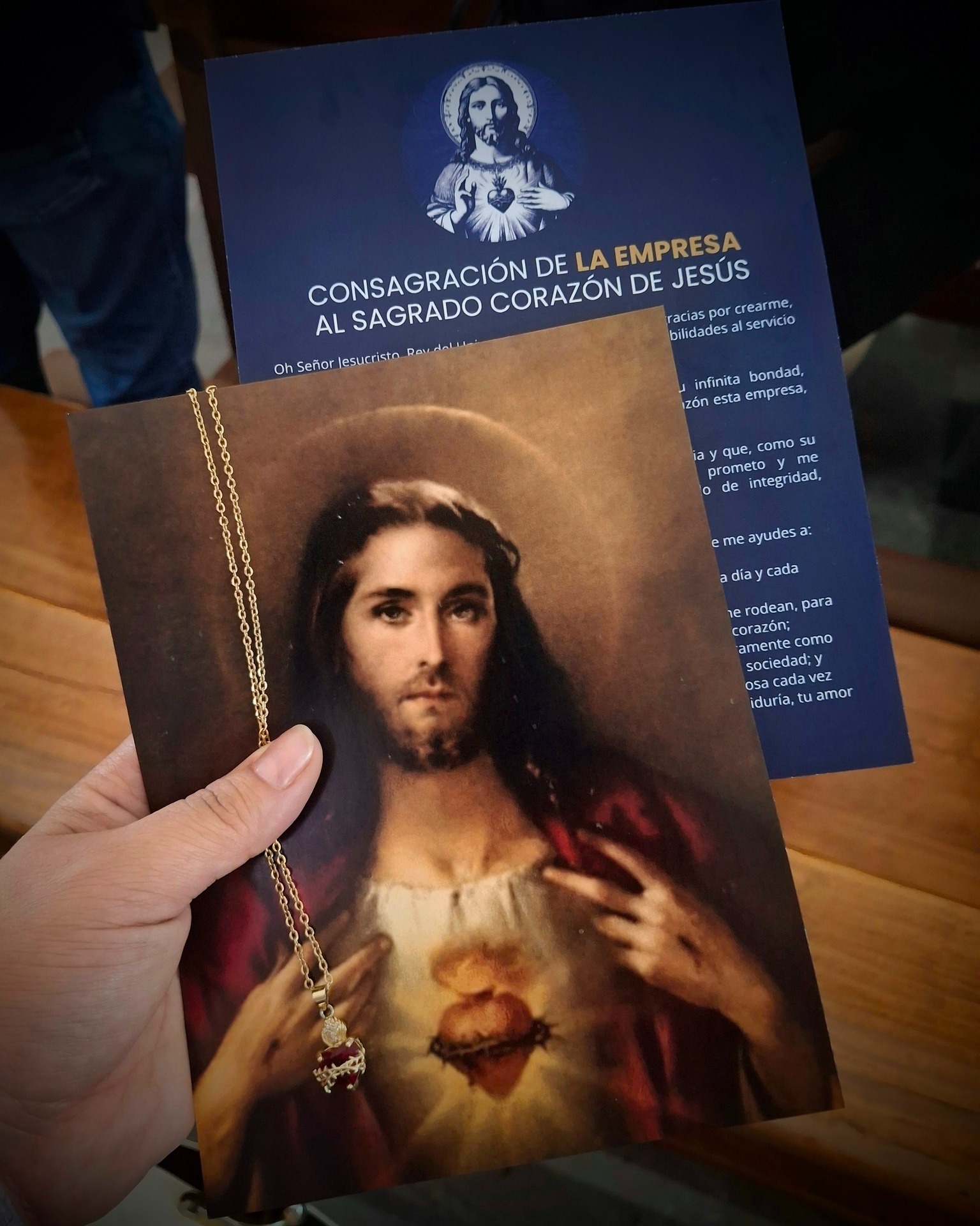 Recordando un día que marcó nuestra historia.
Compartimos algunas imágenes de la consagración de Ezequiel Música Sagrada al Sagrado Corazón de Jesús, un momento de profunda gratitud y compromiso para nuestra empresa.
Este acontecimiento representa la decisión de poner a Cristo en el centro de nuestro trabajo y renovar nuestro compromiso de servir con profesionalismo, excelencia y espíritu de servicio en cada celebración que acompañamos.
Gracias a todos nuestros clientes, colaboradores, familiares y amigos que han sido parte de este camino.
🎶 Sagrado Corazón de Jesús, en ti confío 🙏
#EzequielMusicaSagrada #SagradoCorazonDeJesus #HisWayAtWork #MusicaSacra #MusicaLiturgica #CoroYOrquesta #EmpresaCatolica