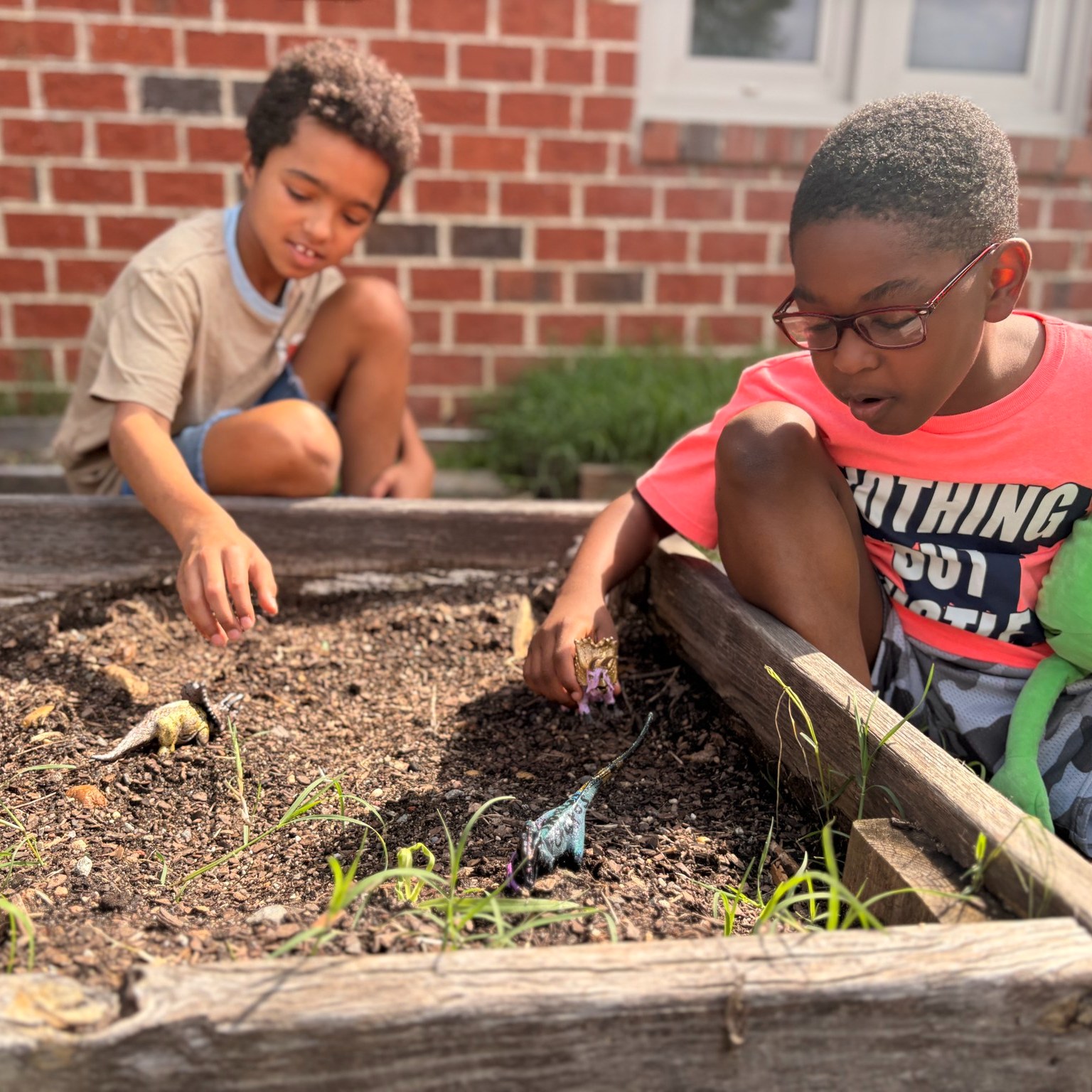 An artist gave each student a dinosaur and assigned them a fruit, herb, or vegetable. 🦕🌱
The assignment: paint the dinosaur in bright colors and label it with the assigned fruit, herb, or veggie. Ms. Hamilton and Ms. Samuels led the students out to the garden where they placed their dinosaurs in the beds to serve as labels for the produce and herbs we have growing!
Once they saw their homemade creatures in place, they couldn't resist playing with them. There is something magical about watching older children on the cusp of adolescence relax into a state of pure imaginative play.
The students felt proud to have helped in the garden and eager to try some of the vegetables. Nothing says summer like a tomato warmed by the sun and picked fresh from the vine. 🍅
We are grateful to Tamika Jones of @crafteestudio1 and Craftee Art Outreach nonprofit for leading this activity that engaged our students in the community garden and sparked their imaginations.
#PeterPaulRVA #SummerPromiseAcademy #CommunityGarden #ArtsEducation #YouthDevelopment