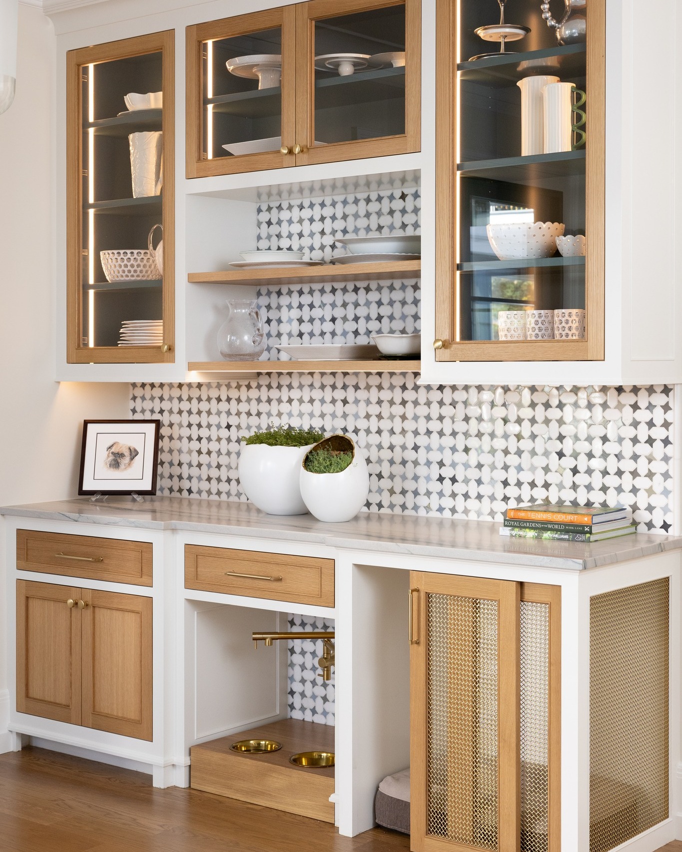 Function meets fine craftsmanship in this custom cabinetry installation. From the illuminated glass-front uppers to the natural oak details, brass mesh panels, and integrated pet station, every element was built to make this space as hardworking as it is beautiful.
Cabinetry: Fallon Fine Cabinetry
Interior Designer: @tastedesigninc
Photographer: @emilyobrienphoto_design
Architect: @slocumhalldesign
#CustomCabinetry #CustomMillwork #LuxuryMillwork #LuxuryInteriors #LuxuryHomes #CustomHomes #InteriorDetails #CabinetryDesign #BuiltInCabinetry #FineWoodworking #ArchitecturalMillwork #InteriorInspiration #LuxuryHomeDesign #BespokeInteriors #KitchenDesign #OakCabinetry #HomeDetails #CustomBuilder #MassachusettsBuilder #NewEnglandHomes