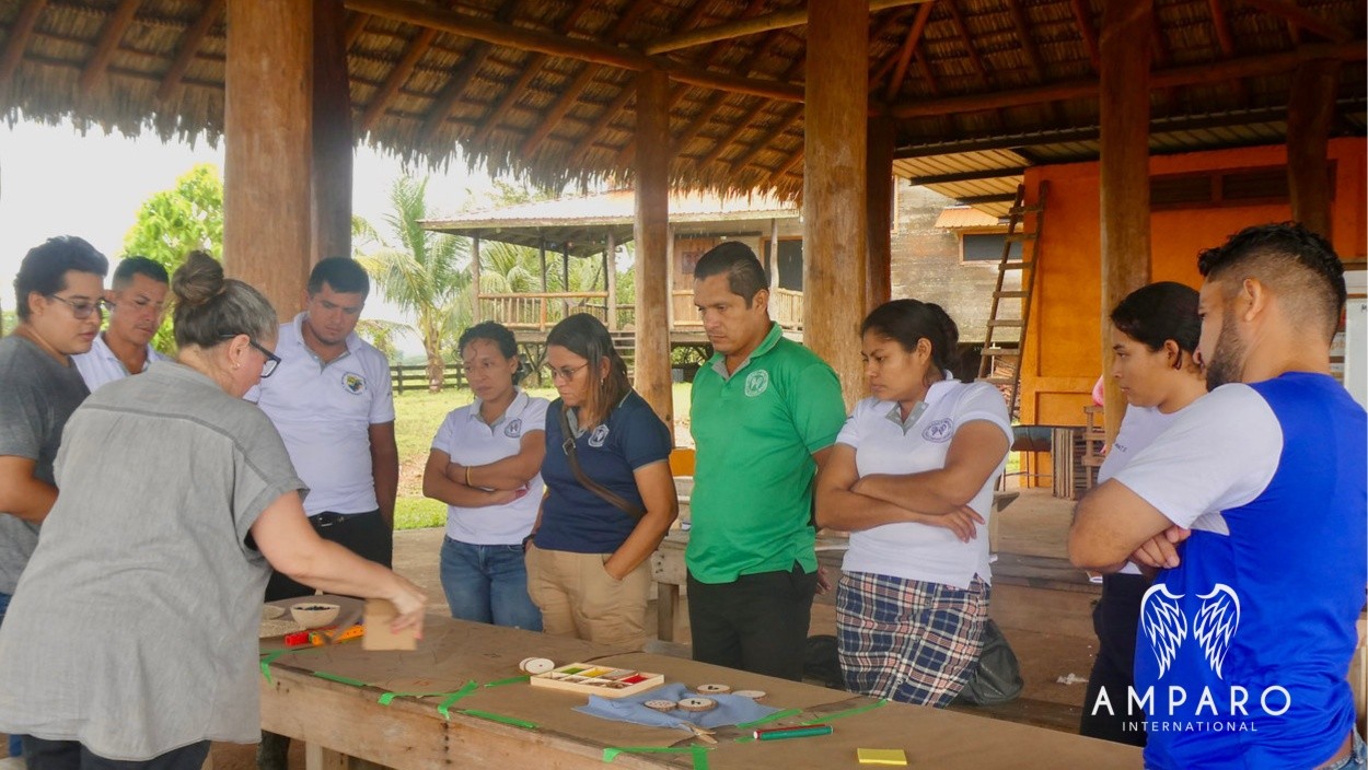 What happens when educators learn from one another?
This summer, Canadian educator Vanessa Stanley returned to Colegio Amparo to work alongside our teachers on play-based and experiential learning.
Through hands-on activities, discussion, reflection, and planning, teachers explored new ways to encourage curiosity, critical thinking, and student leadership.
And sometimes, the best learning happens in the middle of the rain! 🌧️🌱
¿Qué sucede cuando los educadores aprenden unos de otros?
Este verano, la educadora canadiense Vanessa Stanley regresó al Colegio Amparo para trabajar junto a nuestros docentes en estrategias de aprendizaje basado en el juego y la experiencia.
A través de actividades prácticas, diálogo y reflexión, exploraron nuevas formas de despertar la curiosidad, el pensamiento crítico y el liderazgo de nuestros estudiantes.
Y a veces, ¡el mejor aprendizaje ocurre en medio de la lluvia! 🌧️🌱
