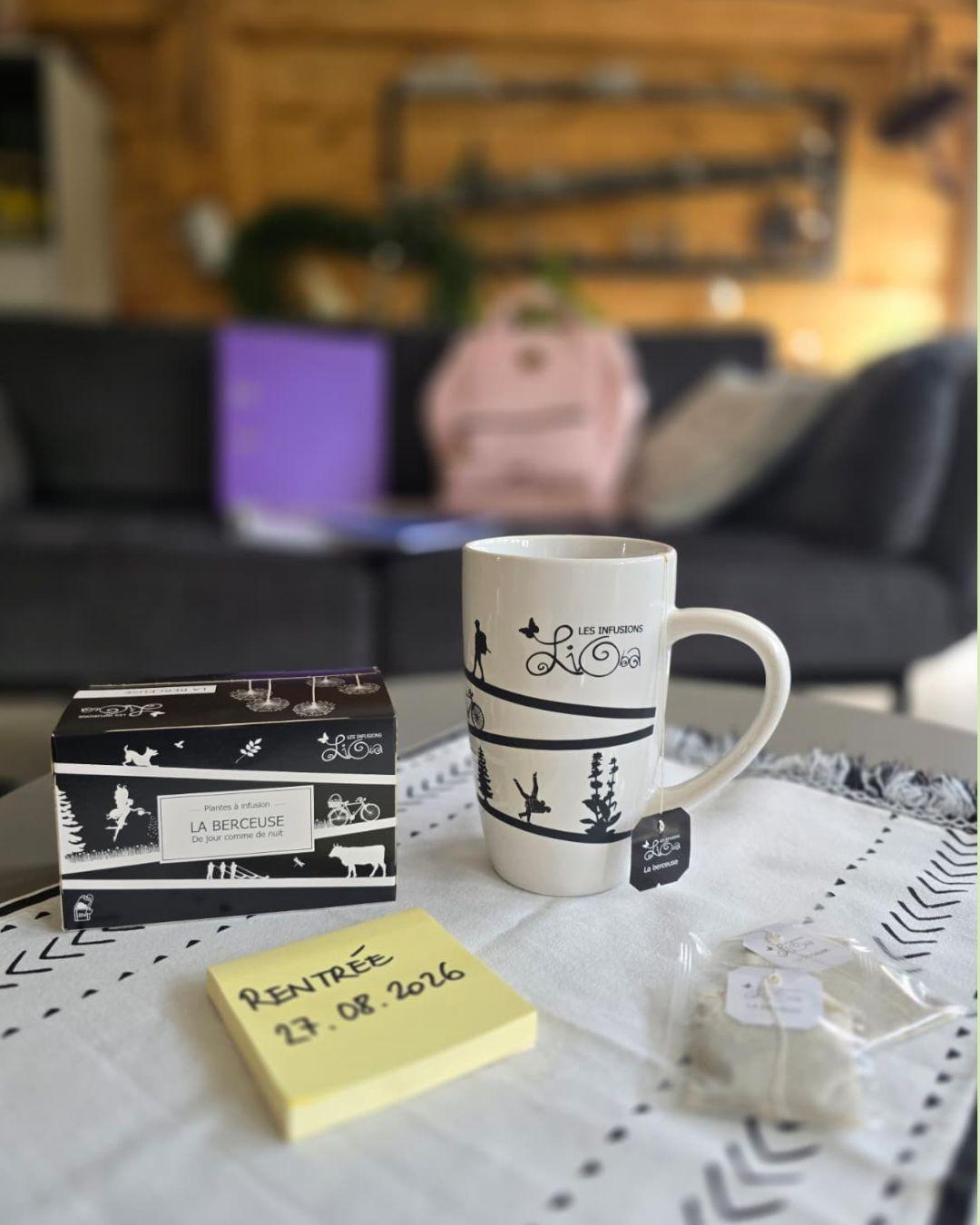 Demain, c’est la rentrée. 🎒
Ce soir, on se laisse bercer! 🌙
Les réveils sont programmés, les sacs se remplissent, les agendas reprennent du service… et le rythme recommence doucement à accélérer.
Alors ce soir, on fait tout l’inverse. 😌
On pose les clés, on oublie la liste des choses à faire quelques instants et on s’offre simplement une tasse chaude.
🌿 La berceuse, c’est notre façon préférée de laisser la journée parler un peu moins fort.
À savourer tranquillement, bien installé·e, sans programme et sans urgence.
Et demain? On verra demain. 😉
#LesInfusionsLioba #LaBerceuse #RentréeScolaire