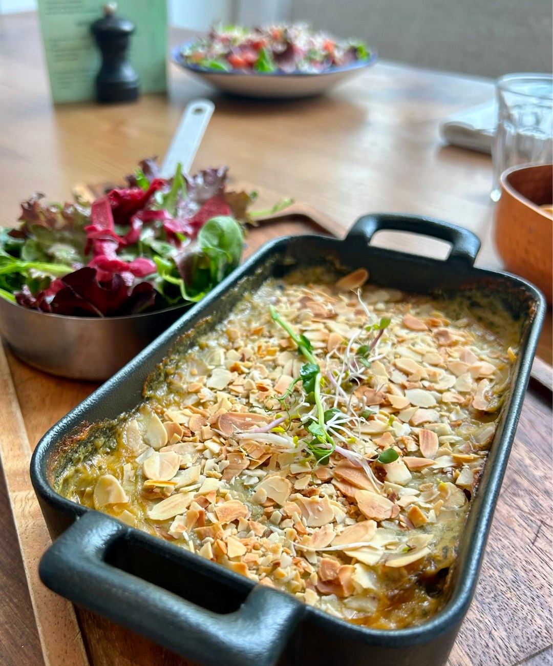 🍆 Une cassolette qui sent bon le soleil…
Découvrez notre aubergine rôtie, fondante et généreuse, accompagnée d’un coulis de tomates séchées et d’une béchamel parfumée au basilic.
Le tout est délicatement gratiné et parsemé d’amandes torréfiées pour une touche de croquant irrésistible ✨
Une assiette végétale, réconfortante et pleine de saveurs… à savourer jusqu’à la dernière bouchée.
👉 À découvrir au Bistrot Saint Jean.
📍 Mercure Bordeaux Centre Gare Atlantic
#BistrotSaintJean #RestaurantBordeaux #AubergineRôtie #CuisineDeSaison #BordeauxFood #Gourmandise