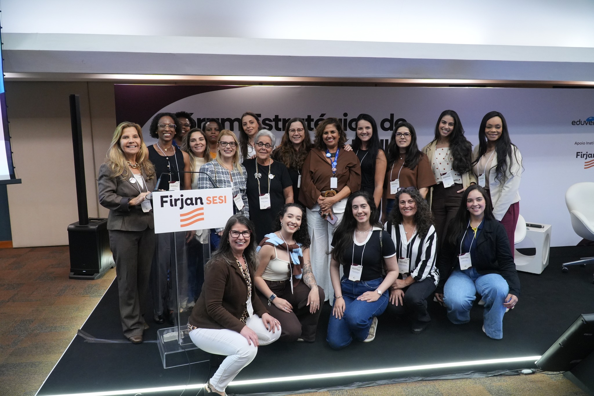 Que dia! O Fórum Estratégico de Relações do Trabalho foi um sucesso absoluto!🚀🔥
No dia 21/08, a sede da Firjan (Centro do Rio) ficou pequena para tanta troca de conhecimento, networking e debates de alto nível. Com a casa cheia, o evento promovido pela ABRH-RJ conectou profissionais de RH, advogados e líderes para discutir as principais tendências e o futuro das relações trabalhistas e sindicais.Passamos por temas cruciais para o mercado hoje:
⚖️ Decisões judiciais e seus impactos no RH;
🛡️ Compliance, métricas de denúncias e gestão de riscos;
🤝 Responsabilidade social e o papel do empregador;
📈 Negociações coletivas, cláusulas estratégicas e os impactos da Reforma Tributária;
🎨 E um encerramento emocionante falando de saúde mental: "Do burnout à arte".
Foi um dia intenso de aprendizado prático para transformar o dia a dia das organizações!
💡Queremos saber de você: qual painel ou insight mais marcou o seu dia no Fórum? Deixe aqui nos comentários! 👇
#ABRHRJ #RelacoesTrabalhistas #RTS #RecursosHumanos #Compliance #DireitoTrabalhista #GestaoDePessoas #EventoRJ #Firjan #Networking