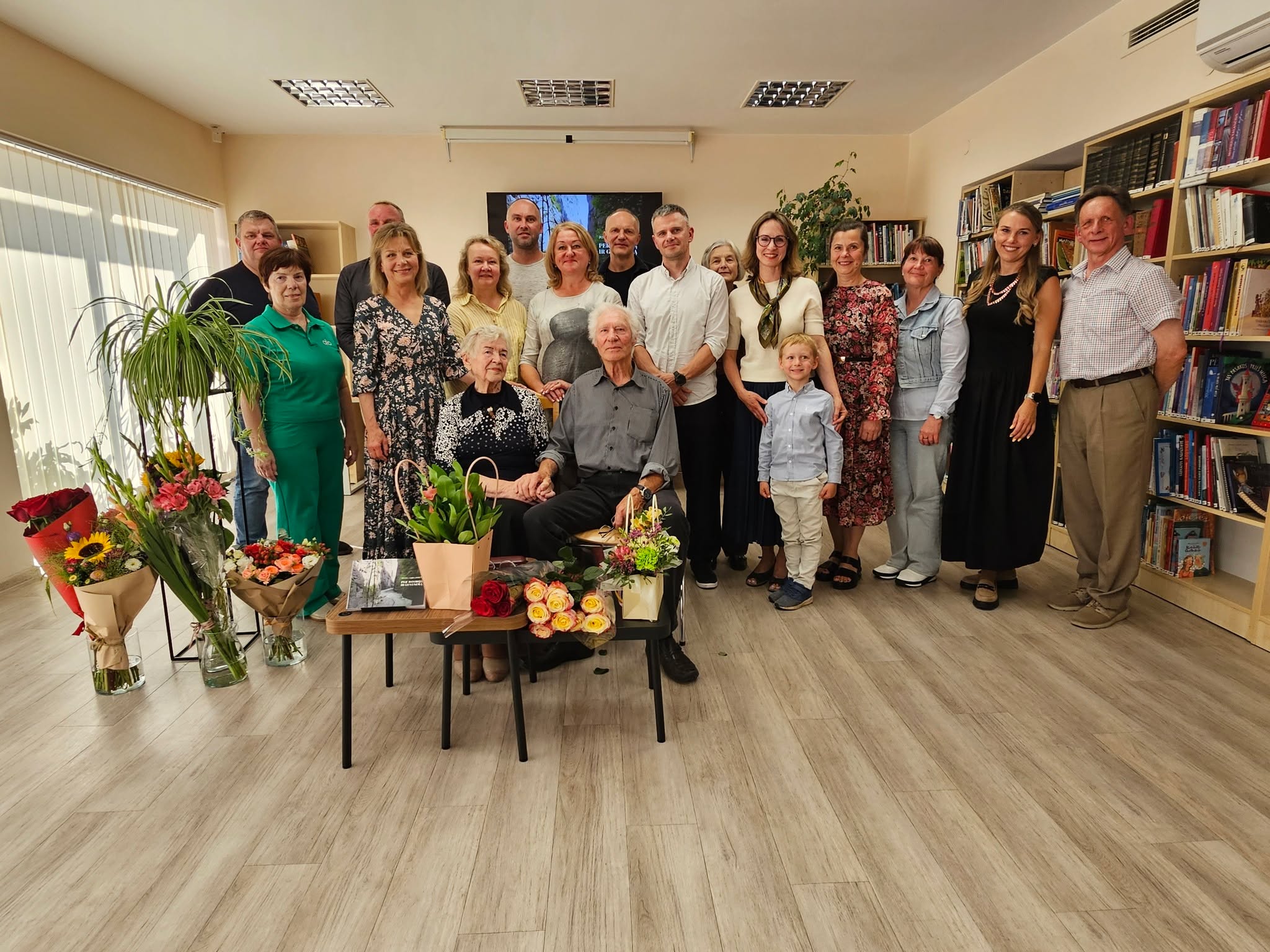 🌿Rugpjūčio 25-ąją bibliotekoje vyko paskutinė pedagogės Joanos Grigaitienės gimtosios lietuvių kalbos pamoka. Nuo pirmosios ją skiria lygiai 70 metų. Ši paskutinioji pamoka sukvietė buvusius Joanos mokinius, kurie pateko į naujausią jos knygą „Per istoriją ir gyvenimą“. Taip jau sutapo, kad renginio dieną minėjome ir gerb. Joanos gimtadienį, tad atvykę su gėlių puokštėmis mokiniai nesitikėjo, kad bus pakviesti prie lentos ir teks rimtai pasisakyti gimtosios kalbos tema. Šis netikėtumas įnešė gyvybės, juoko, prikėlė seniai pamirštas istorijas, o sveikinimams, padėkoms ir gėlėms nebuvo galo.
🌿Sveikiname Joaną Grigaitienę sulaukus garbingos sukakties ir dėkojame už naujausią knygą „Per istoriją ir gyvenimą“, kuri yra svarus ir aktualus indėlis į mūsų krašto istoriją.
#knygospristatymas #naujosknygos #literatūra #varėnosviešojibiblioteka #varėnosbiblioteka #RenginiaiBibliotekoje #renginiaivarėnoje